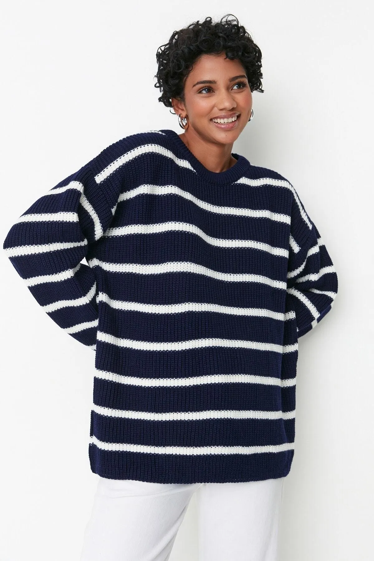Trendyol Collection  Marineblauer Strickpullover mit weiter Passform TWOAW23KZ00720