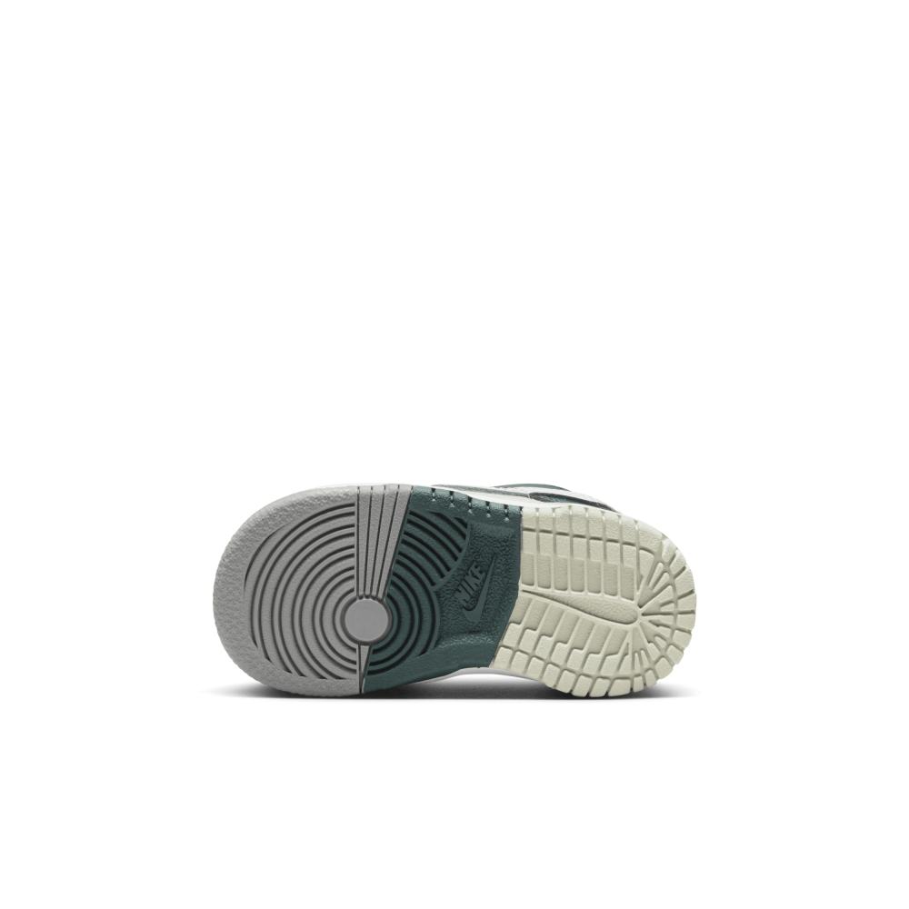 Nike Dunk Low FB9107-300 / grün