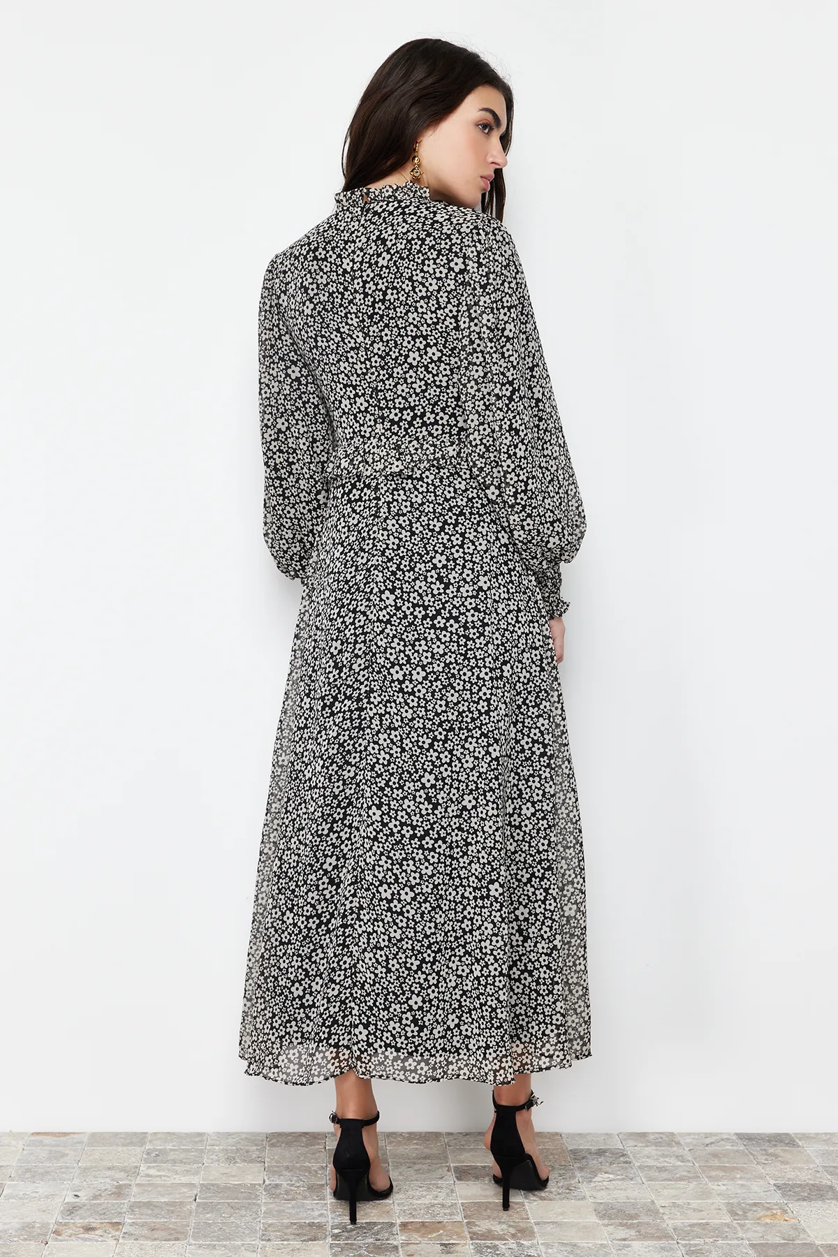 Trendyol Modest  Schwarzes, gefüttertes, florales, gewebtes Kleid mit Rüschen an der Taille TCTSS24EB00068