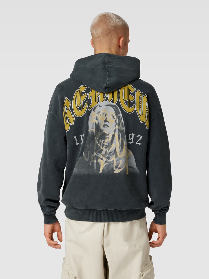 Hoodie mit Motiv-Print und Känguru-Tasche in schwarz