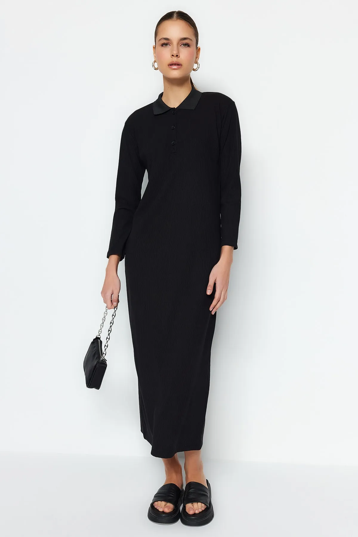 Trendyol Modest  Schwarzes geripptes Strickkleid mit Polokragen TCTSS23EB00246