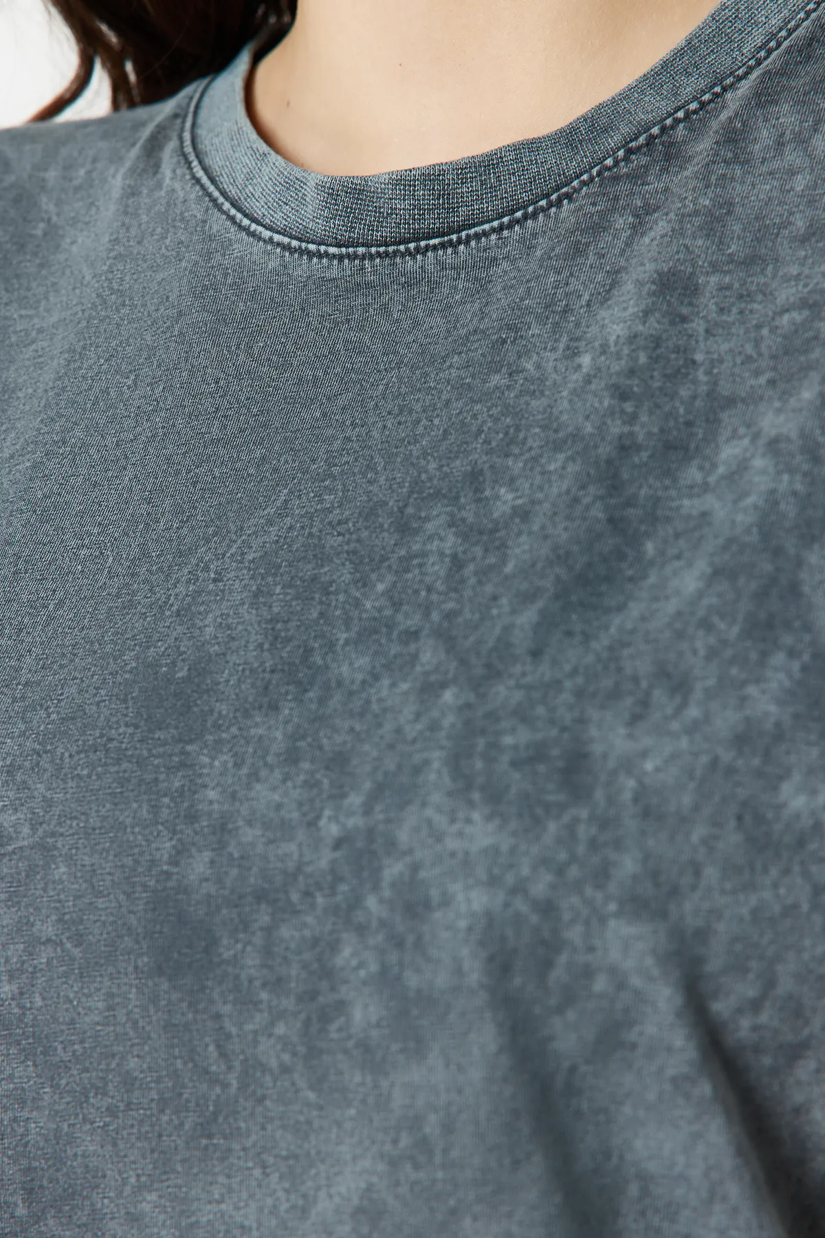 Trendyol Collection  Anthrazit*001 Basic-Strick-T-Shirt aus 100 % Baumwollwatte mit verblasstem Effekt und Rundhalsausschnitt TWOSS20TS0021