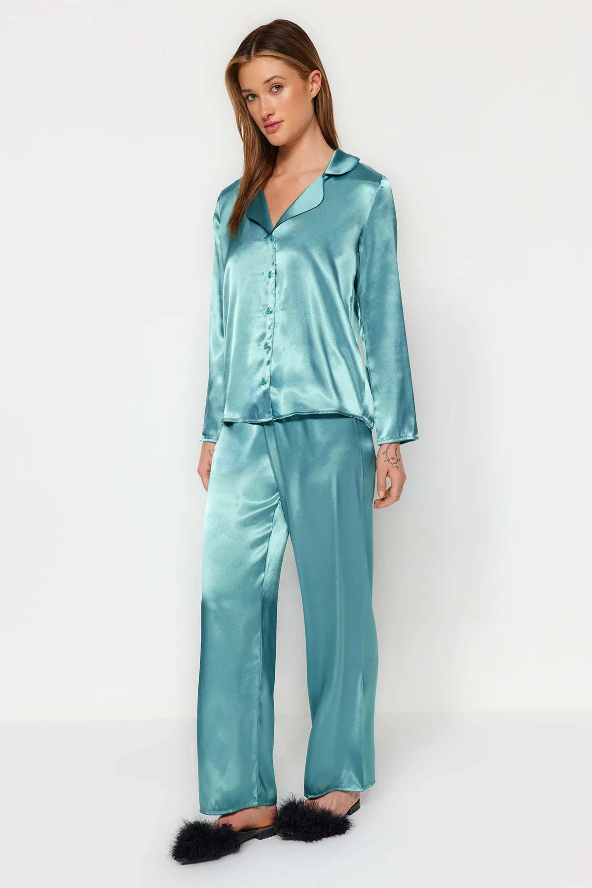 Trendyol Collection  Blaues, gewebtes Pyjama-Set aus Hemd und Hose aus Satin THMAW24PT00026