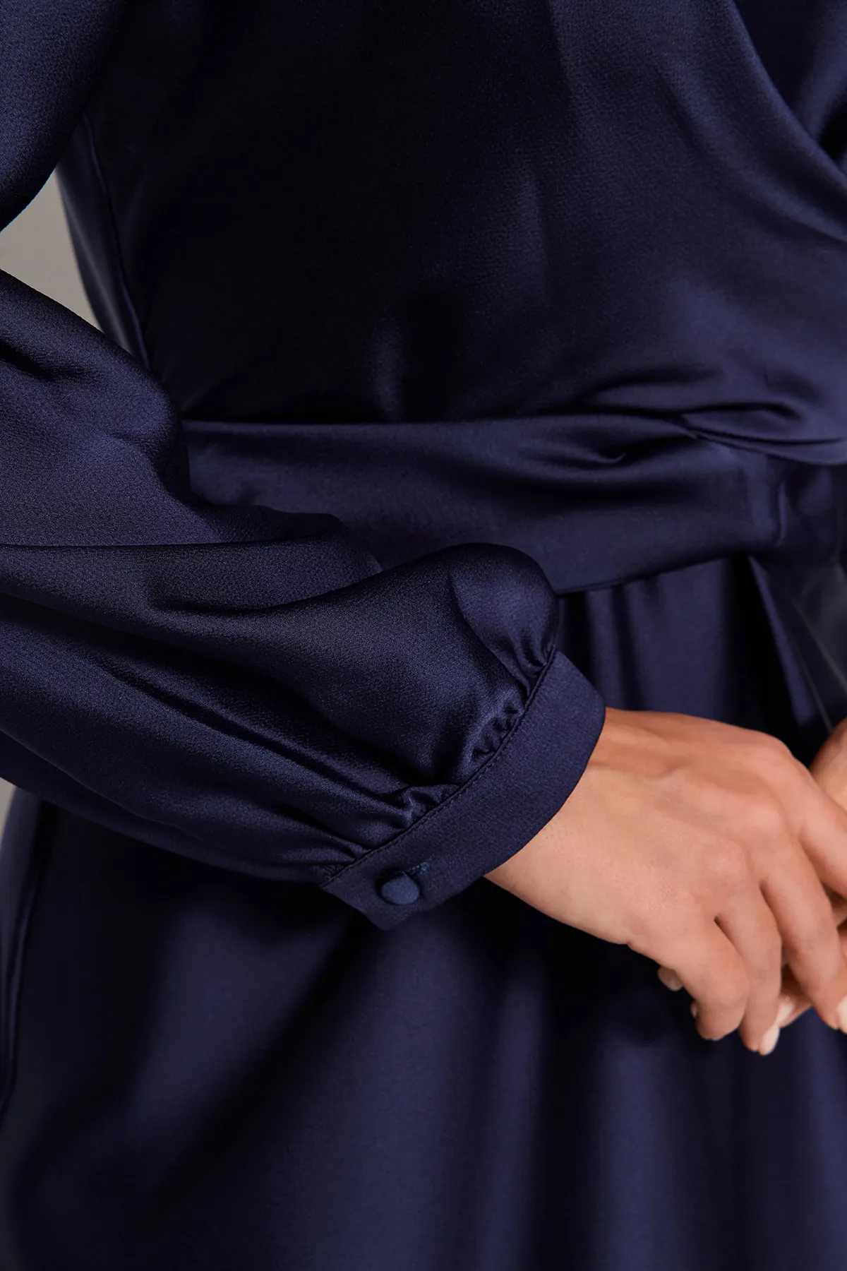 Trendyol Modest  Marineblaues Abendkleid aus Satin mit überkreuzten Bindedetails TCTAW22EB0105