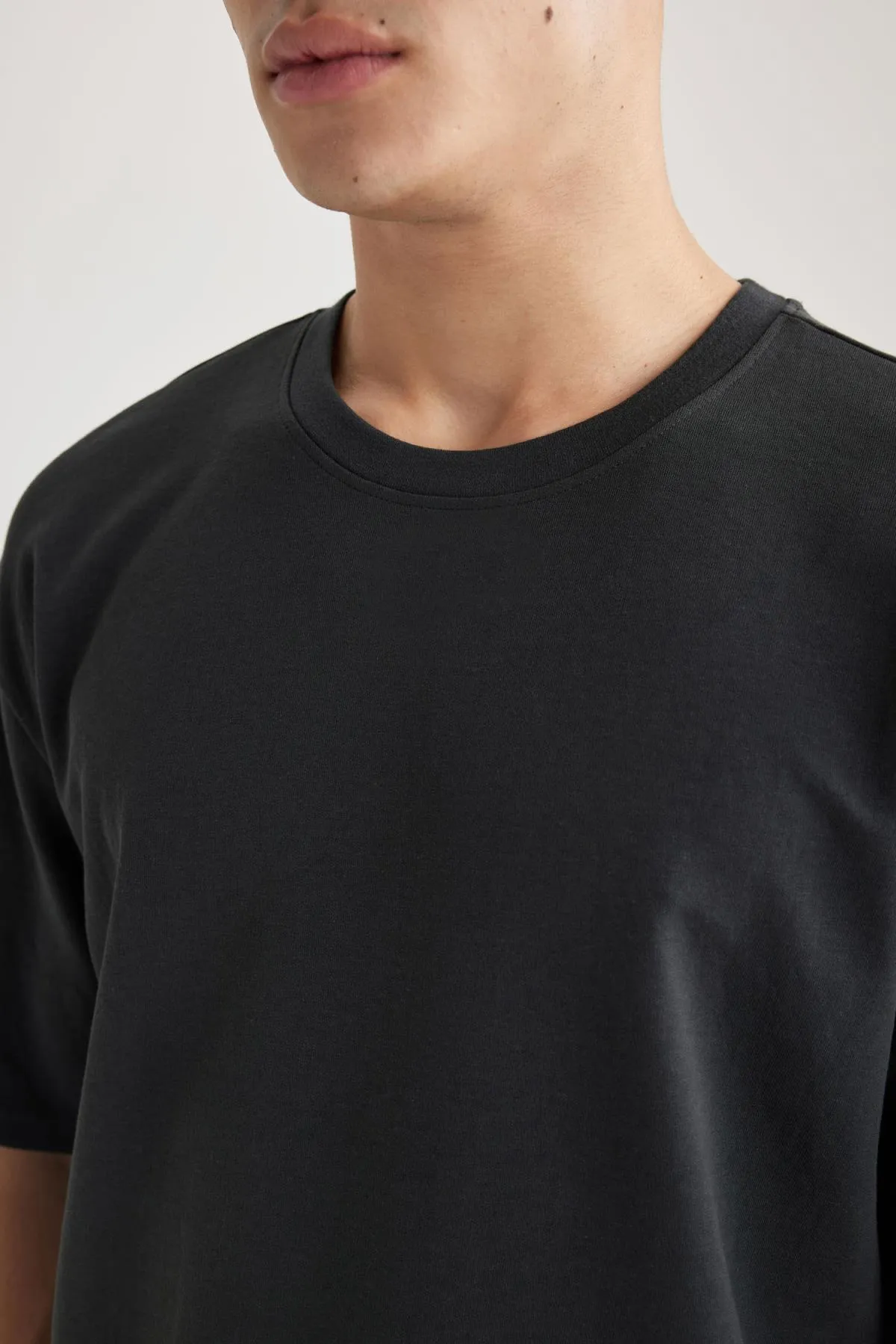 DeFacto  Kurzarm-Basic-T-Shirt aus schwerem Stoff mit Rundhalsausschnitt in Oversize-Passform X3926az24sp