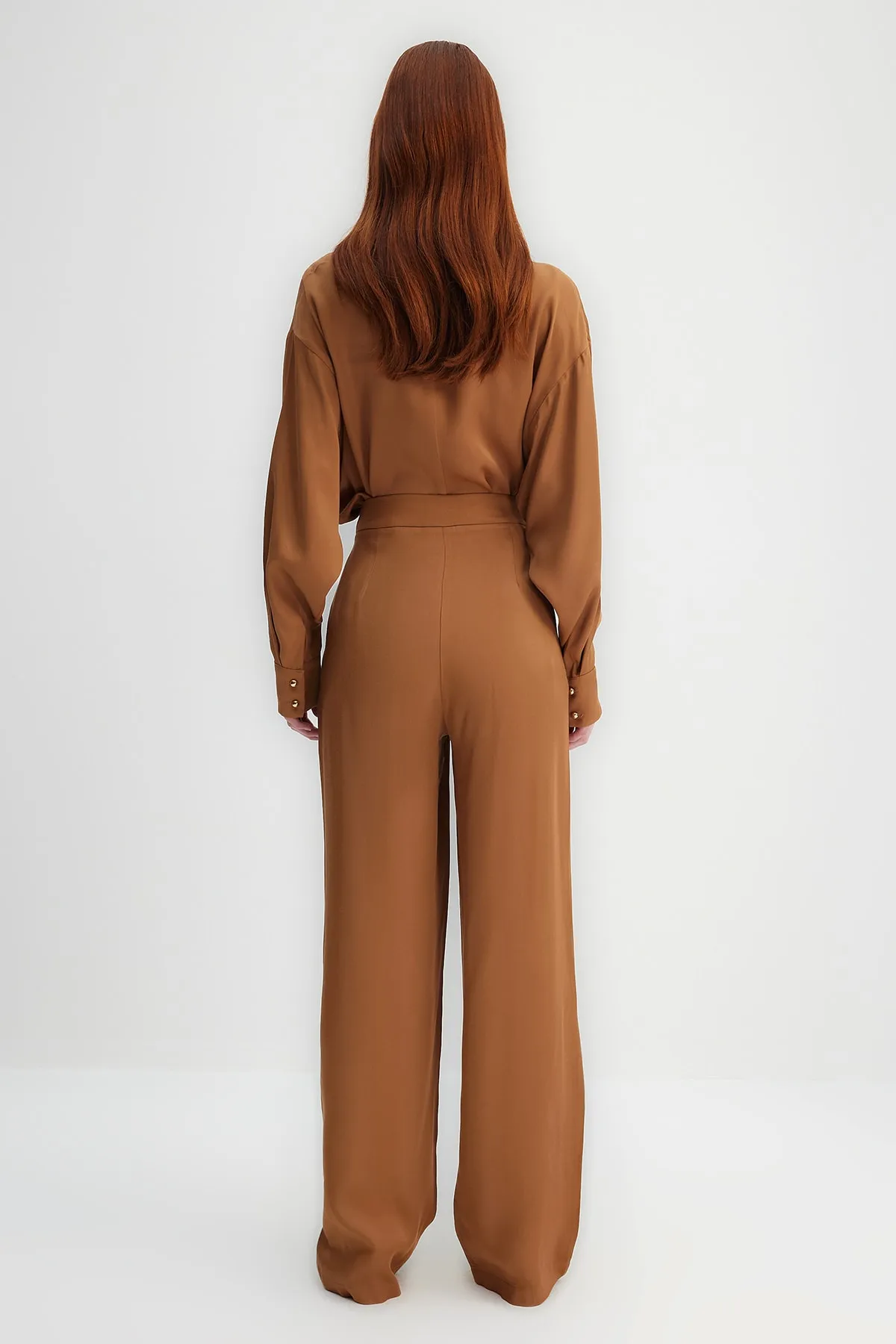 Trendyol Modest  X Kevser Sarıoglu Braunes Tunika-Hosen-Set aus Satingewebe mit Kragen und Krawatte TCLSS23US00006