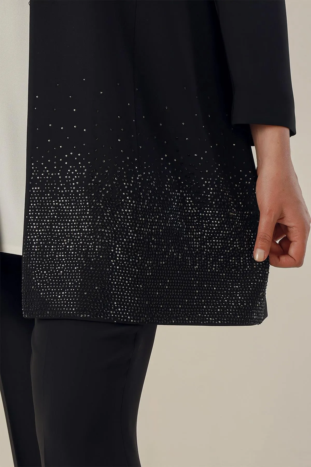 By Saygı  Steinfarbenes, detailliertes, gefüttertes 3-teiliges Set mit langer Jacke, Bluse und Hose in Übergröße