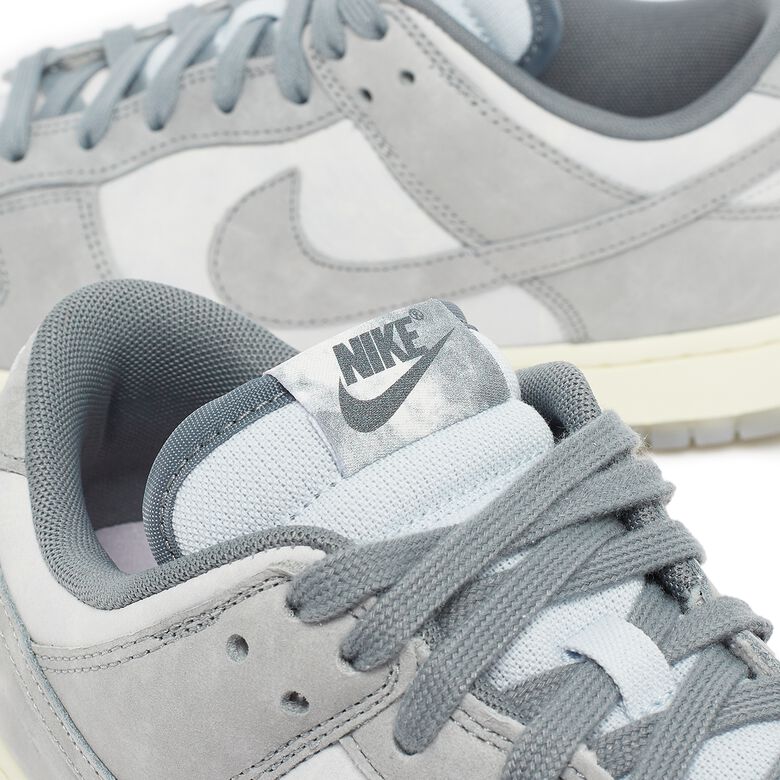 NIKE Wmns Dunk Low 