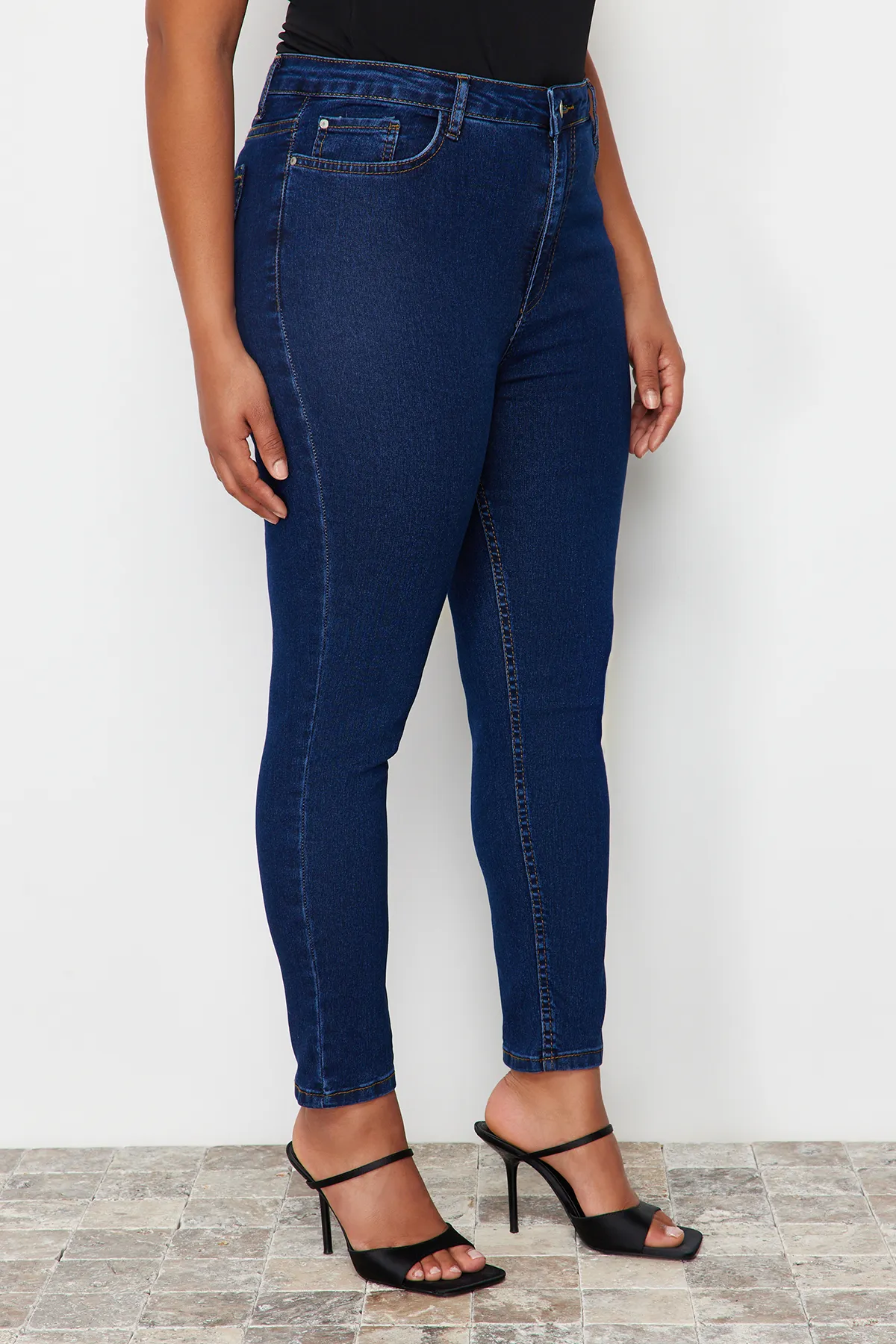 Trendyol Curve  Blaue, extra flexible Röhrenjeans TBBSS24CJ00006