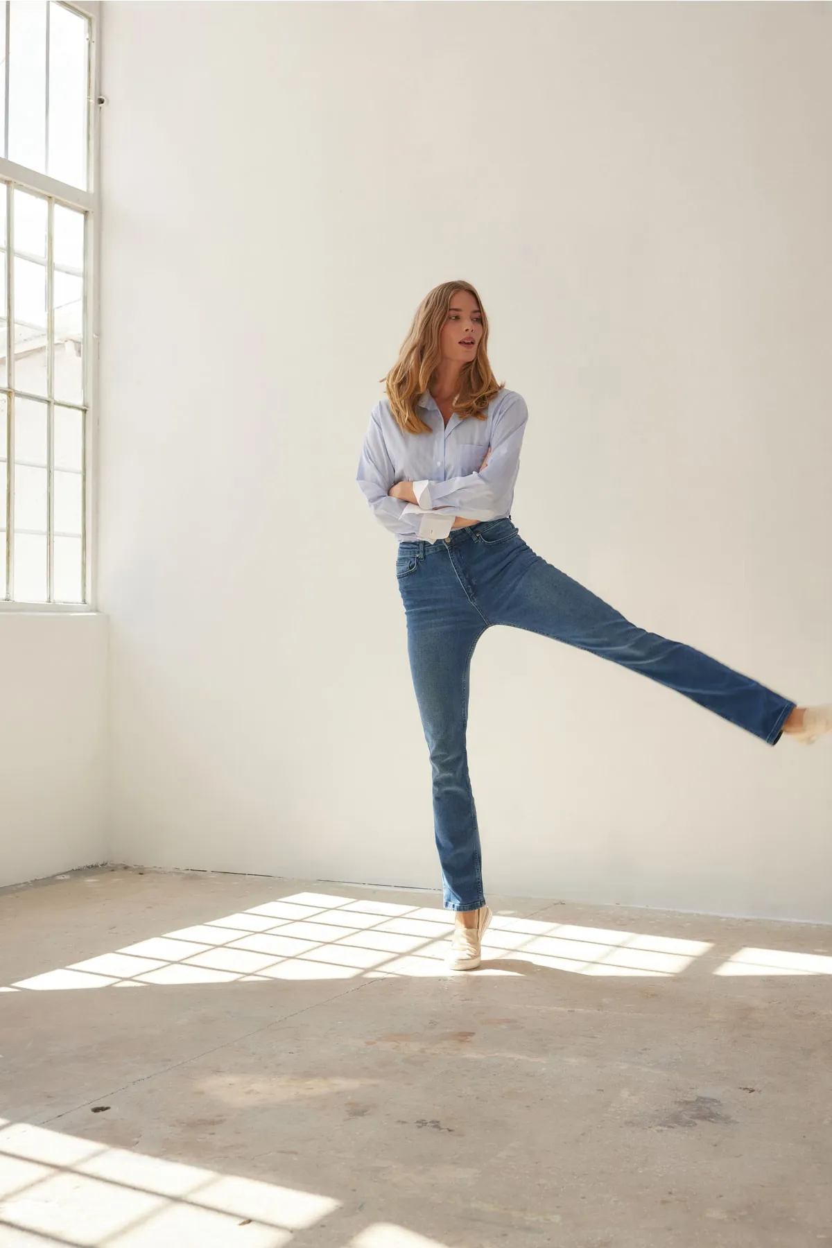 Trendyol Collection  Blaue, nachhaltigere Bootcut-Jeans mit hoher Taille TWOAW23JE00353