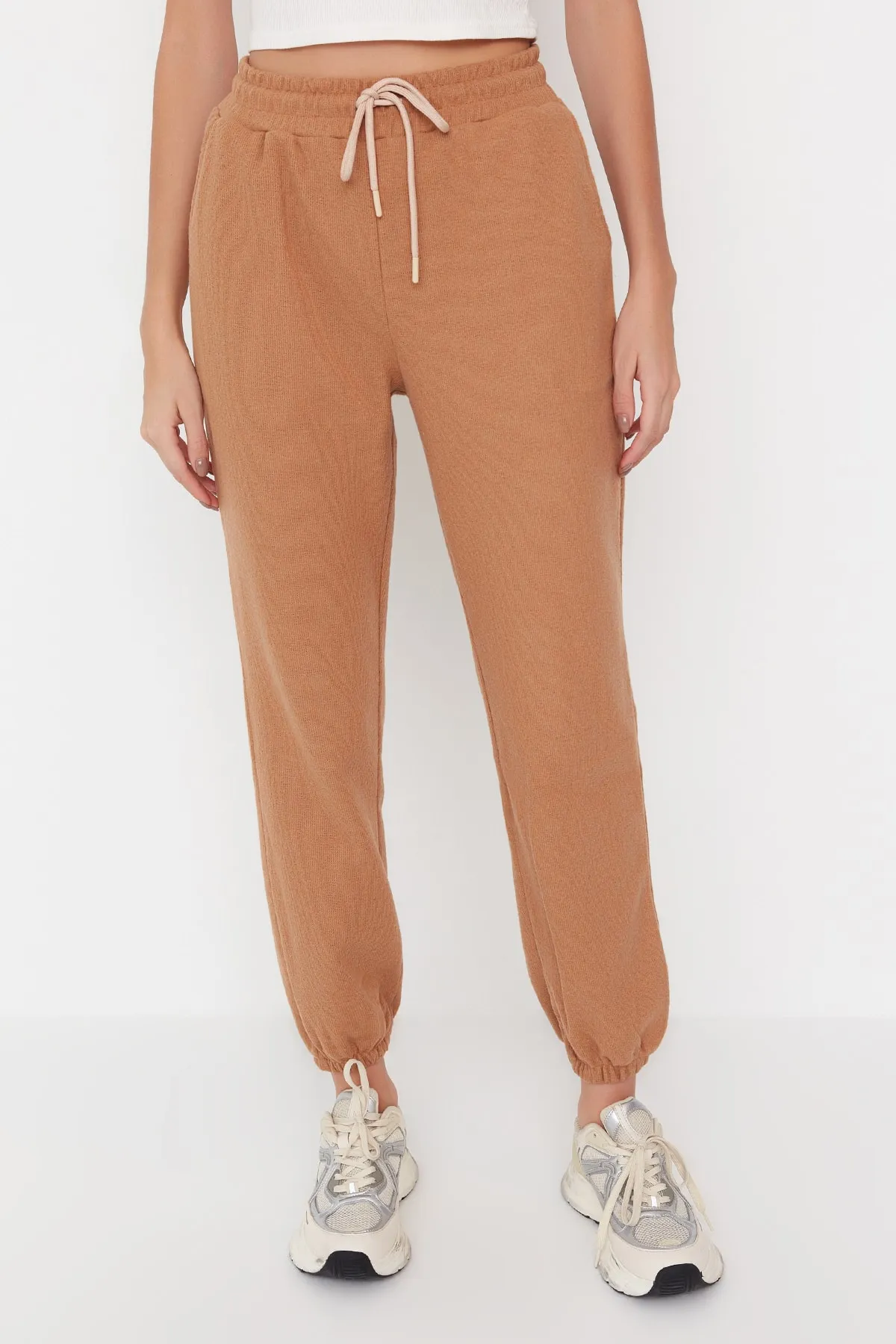 Trendyol Collection  Camel Thessaloniki Bequeme Sport-Jogginghose mit Formtasche TWOAW21EA0168