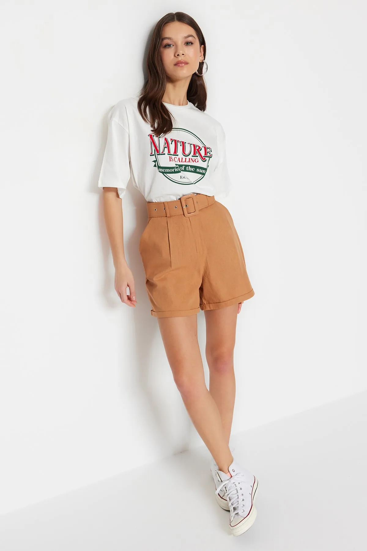 Trendyol Collection  Kamelfarbene Shorts aus gewebter Gabardine mit Gürtel TWOSS19IE0002