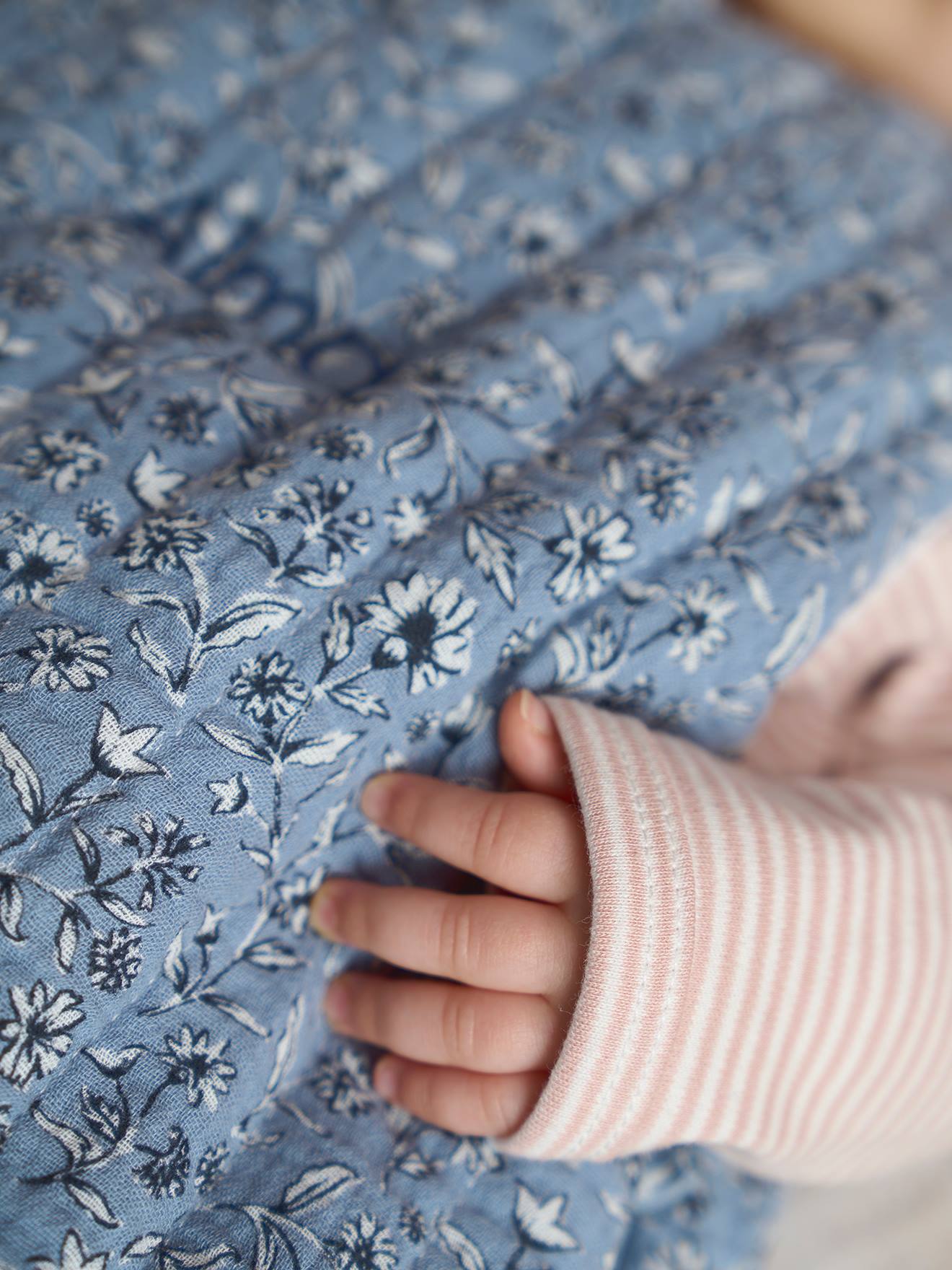 Vertbaudet Ärmelloser Baby Schlafsack INDIEN BLUME personalisierbar Oeko-Tex - blau bedruckt
