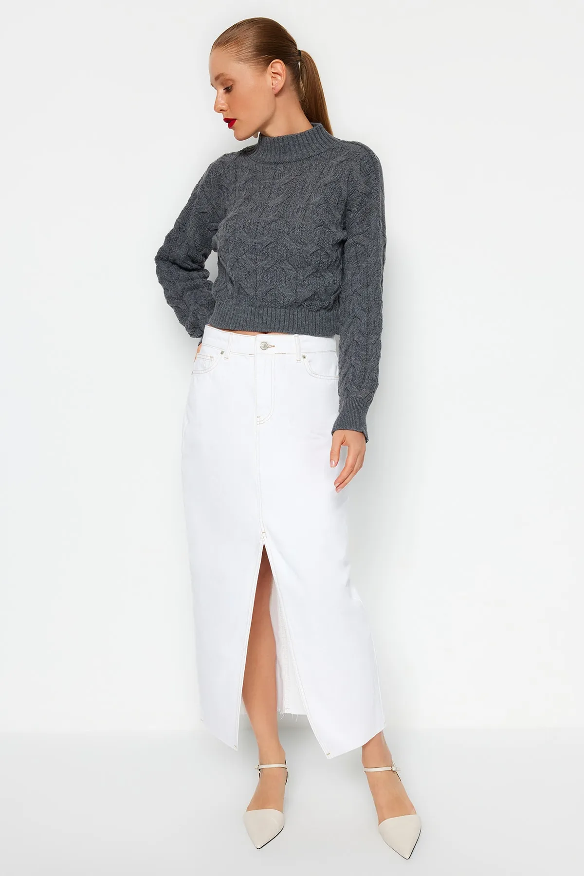 Trendyol Collection  Anthrazitfarbener, kurzer Strickpullover mit Stehkragen TWOAW22KZ1634