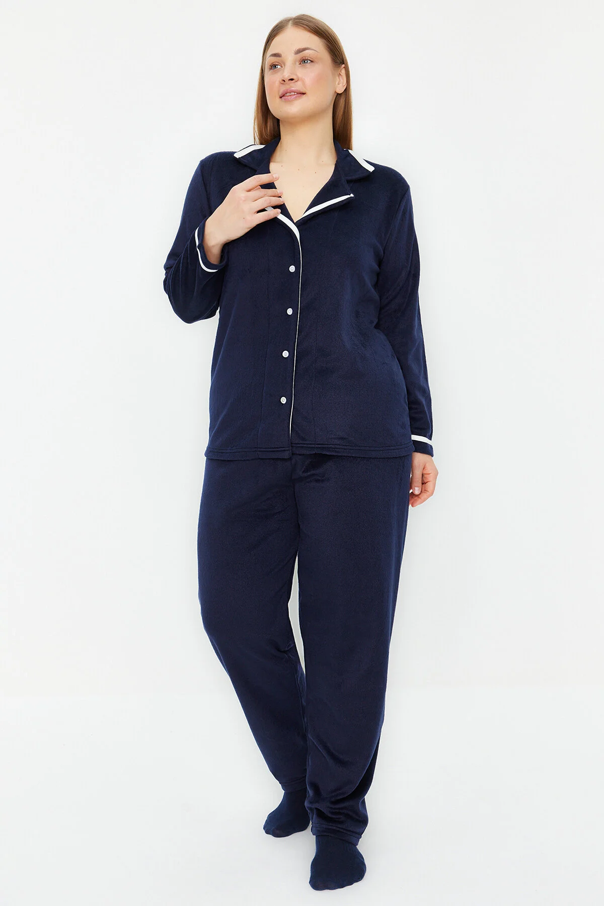 Trendyol Curve  Marineblaues Fleece-Schlafanzug-Set mit gestreiftem Strickmuster TBBAW24AI00041