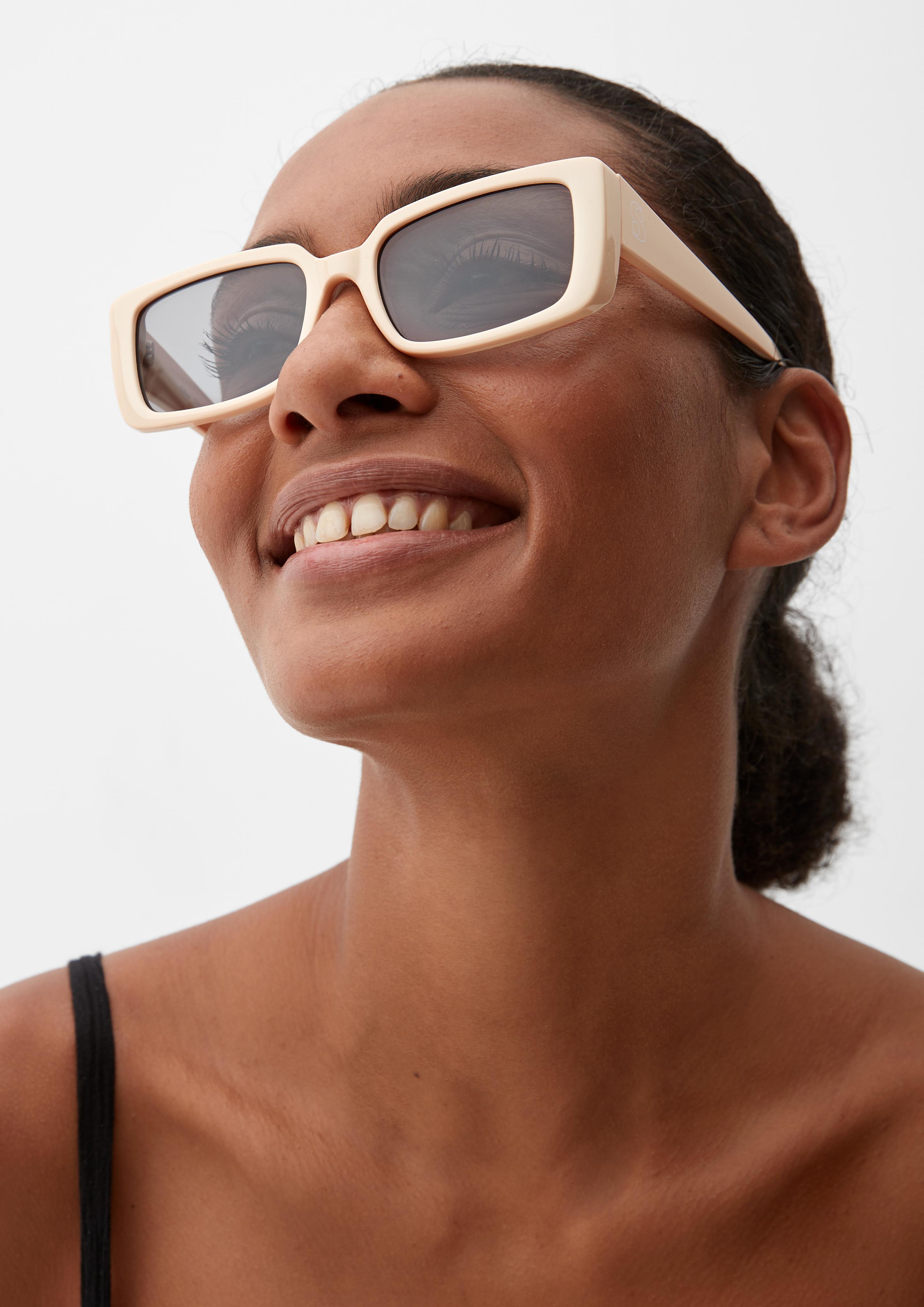 Kantige Sonnenbrille mit breiter Fassung  6008491-100