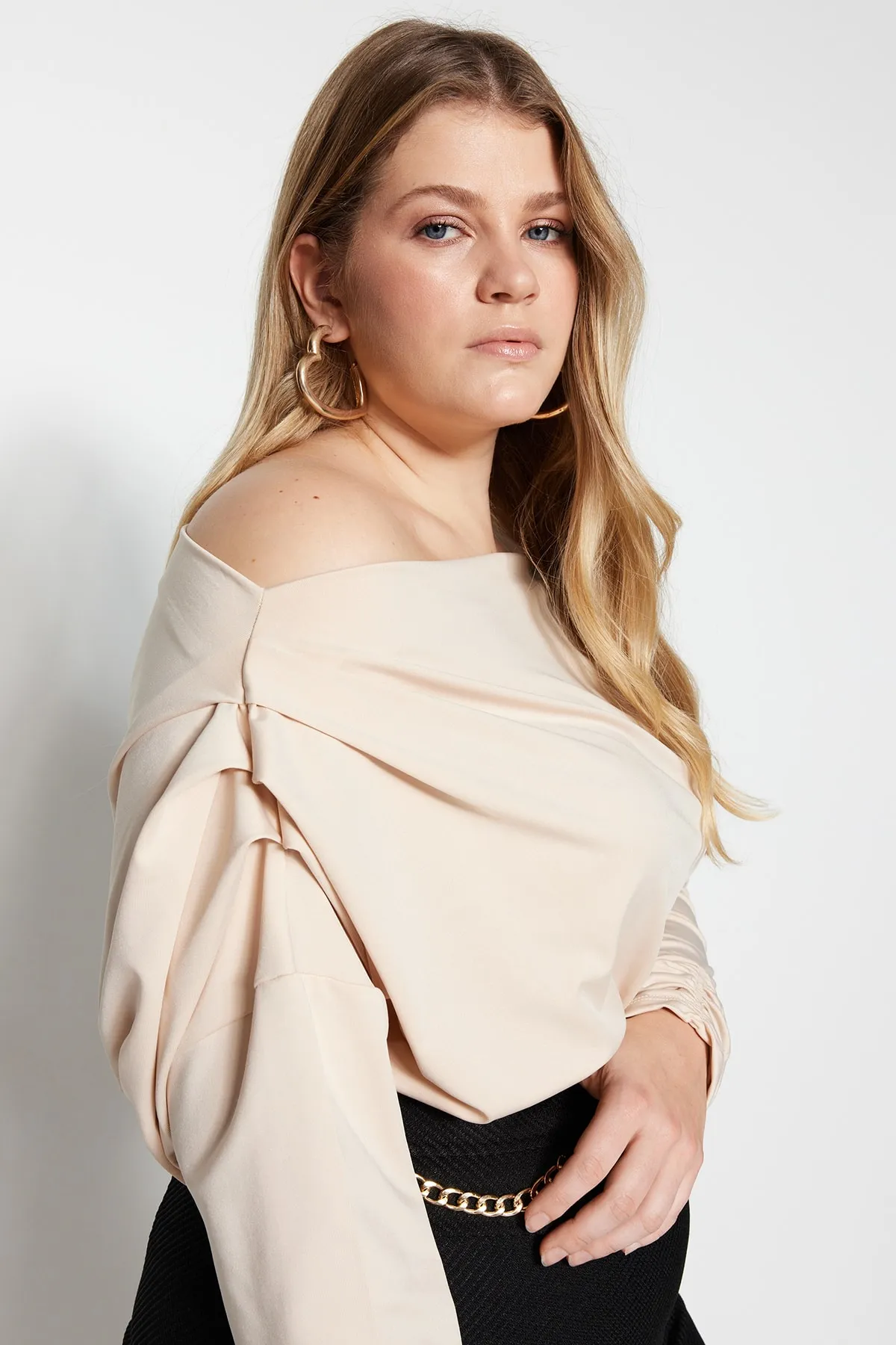 Trendyol Curve  Stone Scuba Shoulder Detaillierte, flexible Strickbluse TBBAW23AF00010