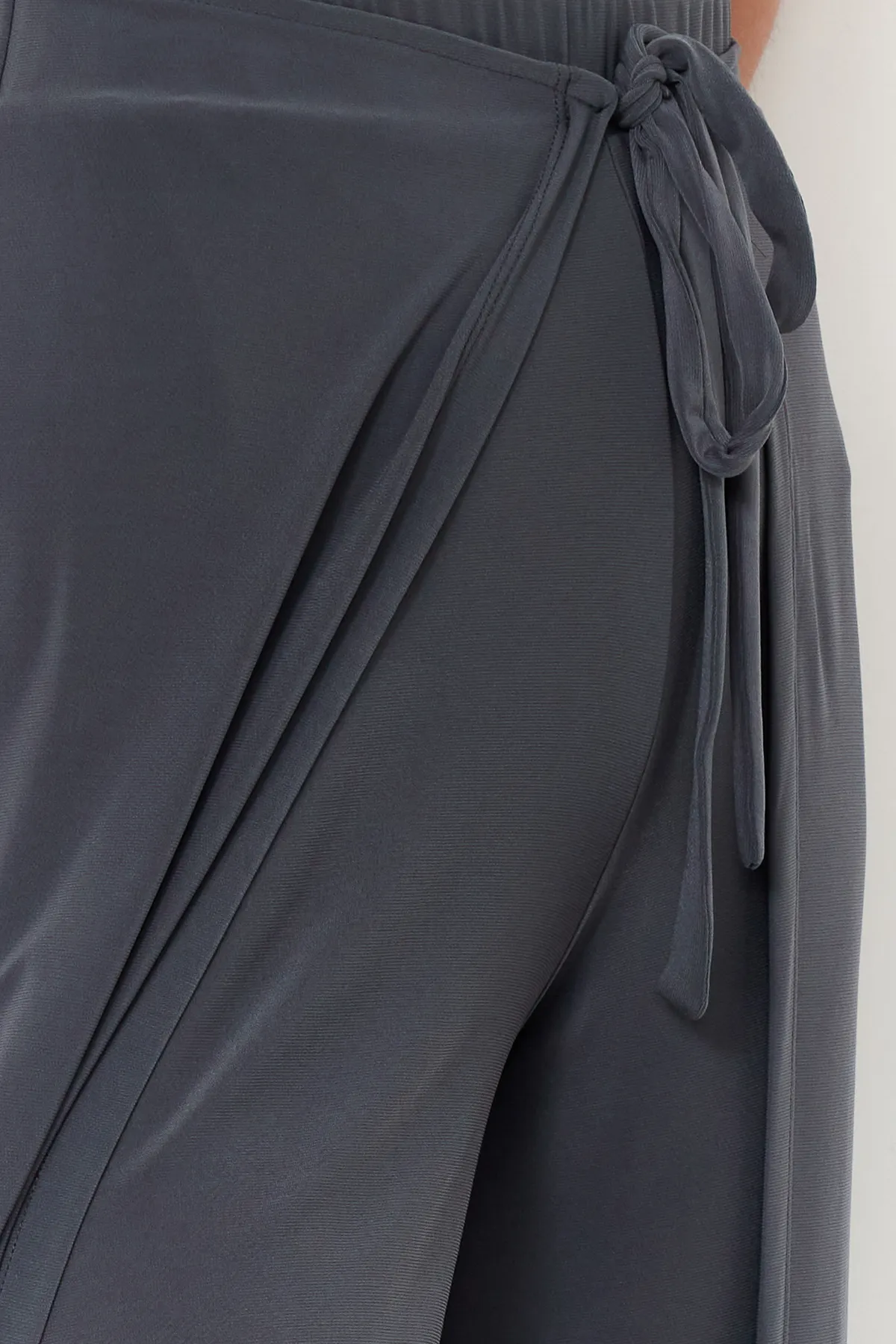 Trendyol Collection  Anthrazitfarbene, flexible Hose mit Schlitz und Schnürung TWOSS24PL00135