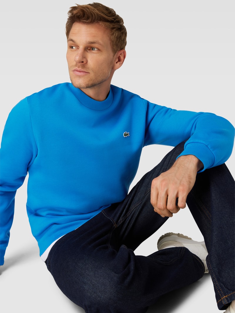 Sweatshirt in unifarbenem Design mit Label-Stitching in royalblau