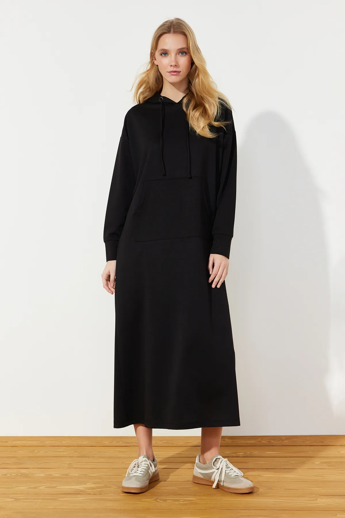 Trendyol Modest  Schwarzes Strick-Sweatkleid mit Kängurutasche und Kapuze TCTSS24EB00092