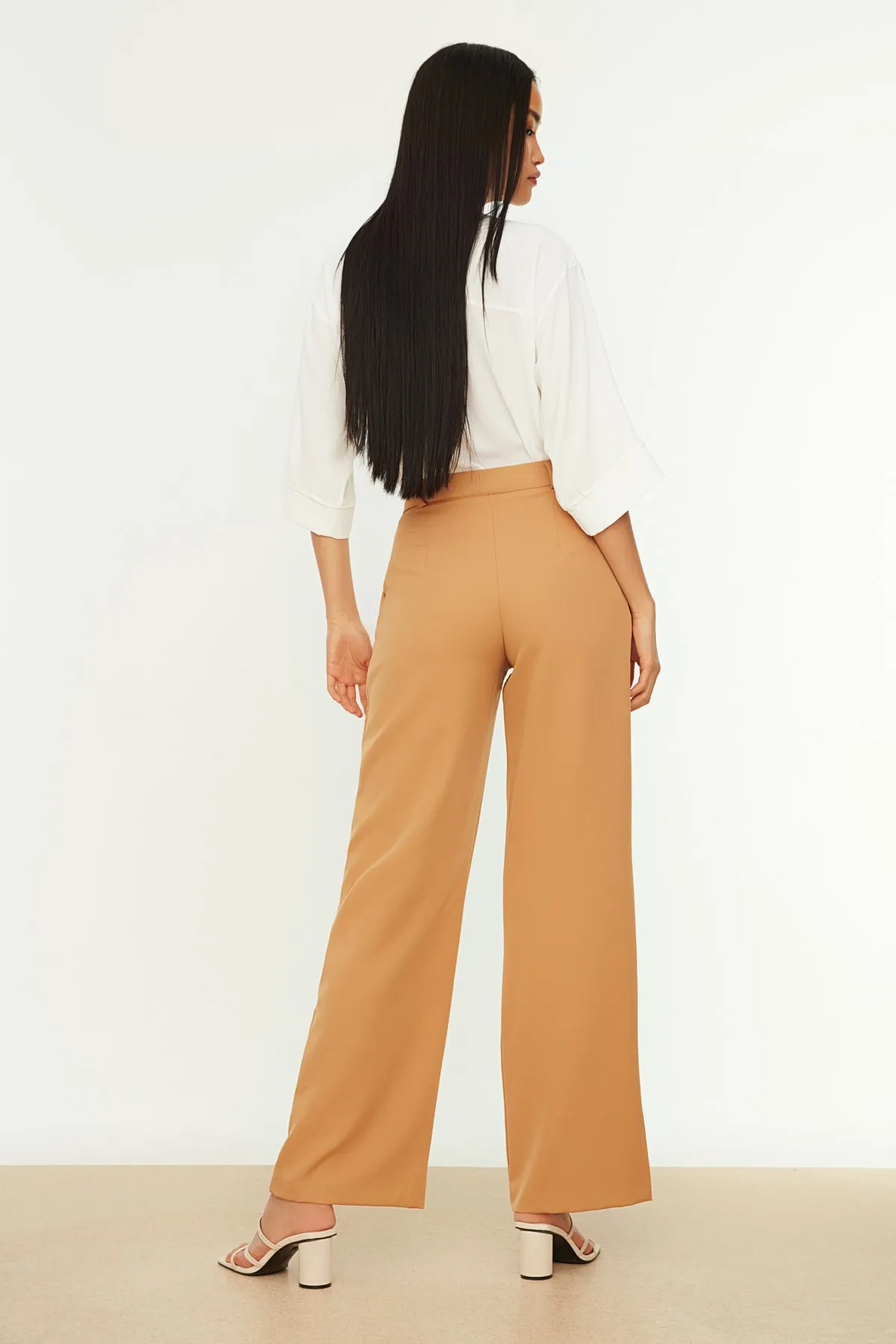 Trendyol Collection  Braune, gewebte Hose mit hoher Taille und weitem Bein/Plissee mit weitem Bein TWOAW21PL0076