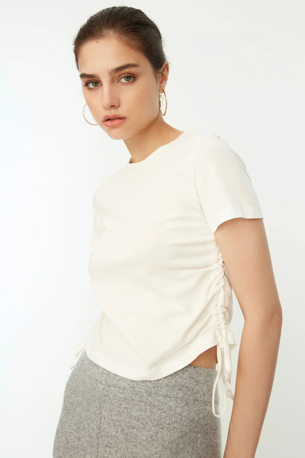 Trendyol Collection  Ecrufarbenes Basic-Strick-T-Shirt aus 100 % Baumwolle mit Rundhalsausschnitt und Raffdetail TWOSS21TS0131