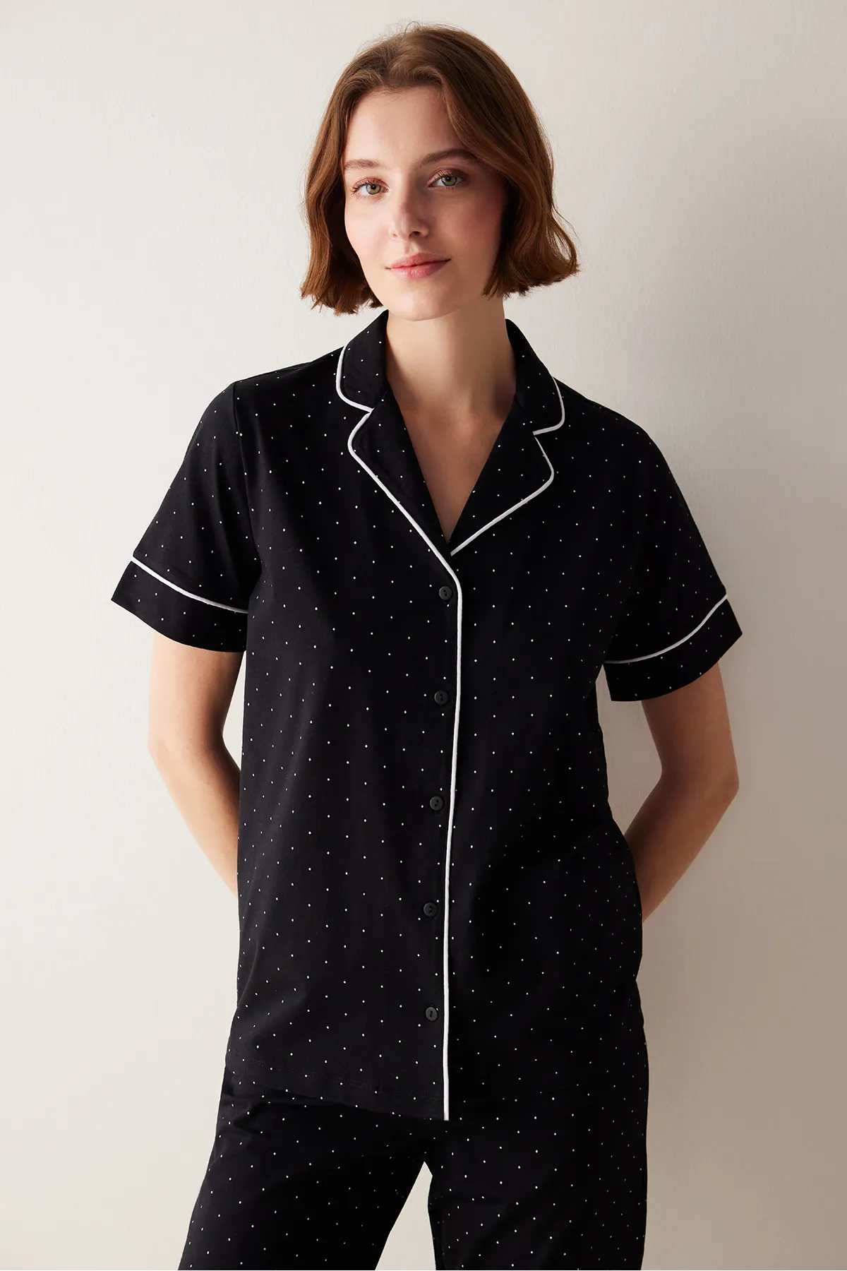 Penti  Weiß gepunktetes, schwarzes Pyjama-Set mit Hemd und Hose
