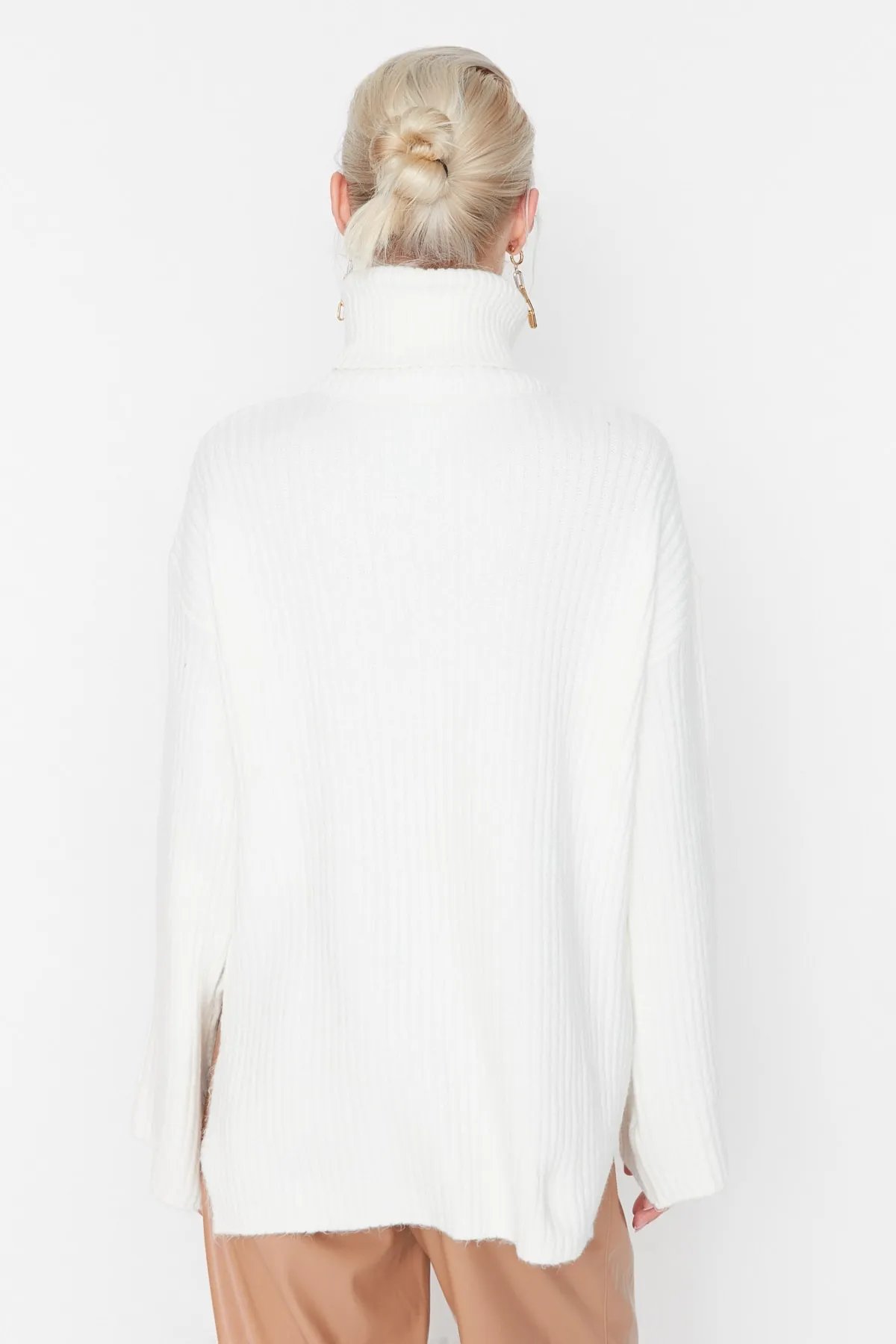 Trendyol Collection  Ecrufarbener Rollkragenpullover mit weicher Struktur und weiter Passform TWOAW23KZ0054