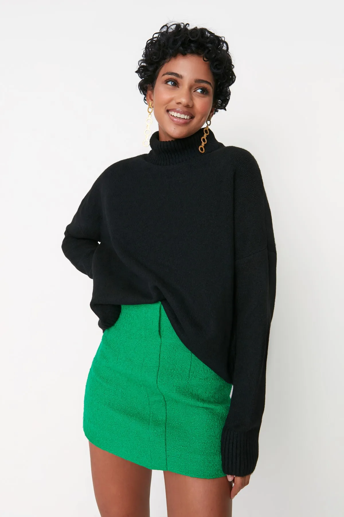 Trendyol Collection  Schwarzer, weich strukturierter Strickpullover mit Stehkragen und weiter Passform TWOAW23KZ00469