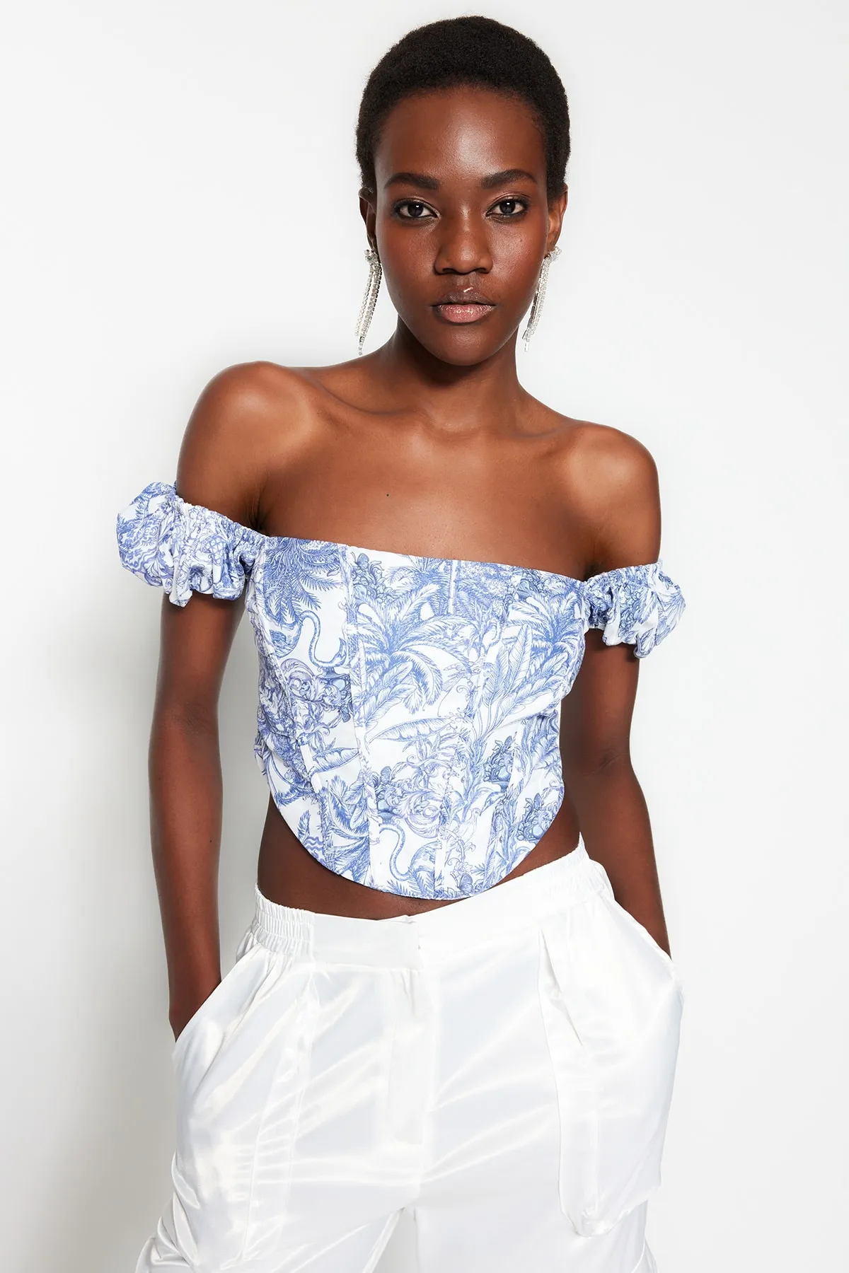 Trendyol Collection  Mehrfarbiges, bauchfreies, gefüttertes Korsett mit detailliertem Popeline-Bustier mit Blumenmuster TPRSS23BS00063