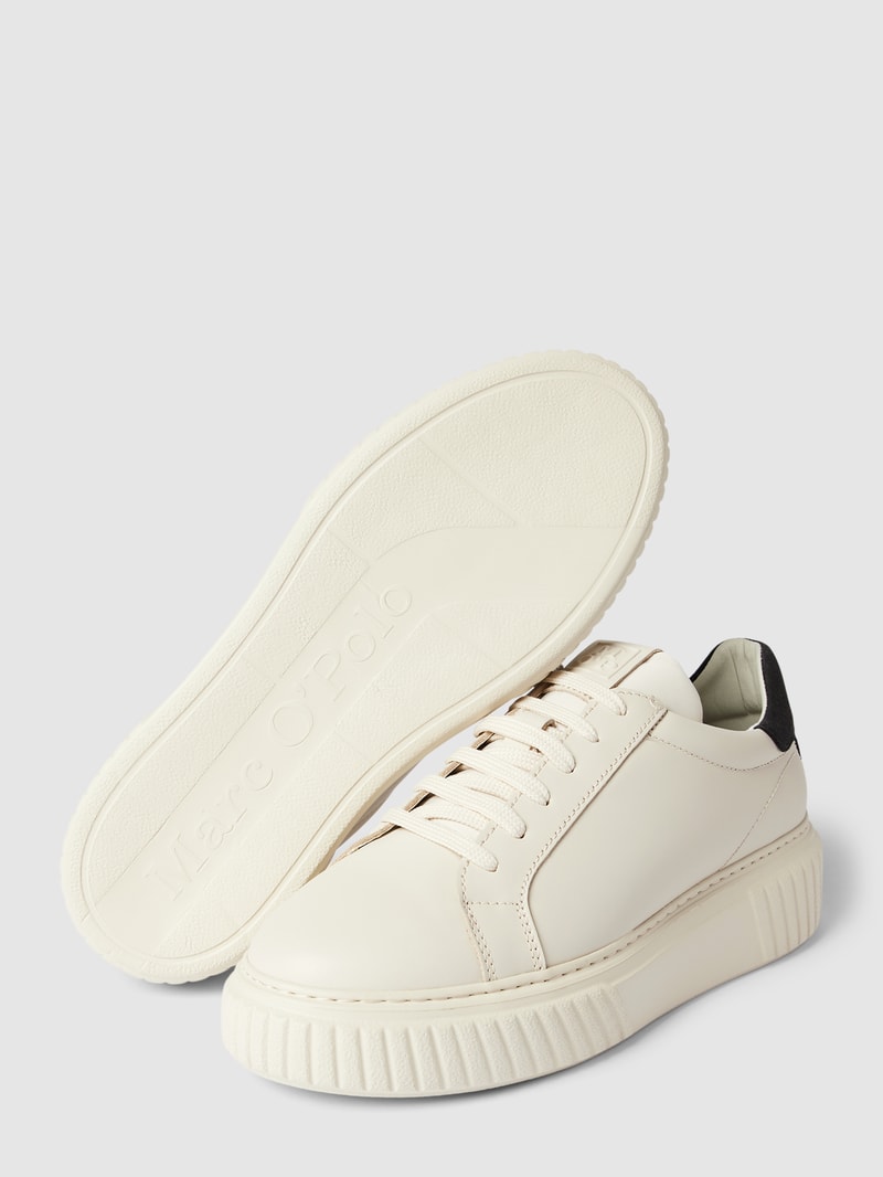Sneaker aus Leder mit Label-Details Modell 'SVEA' in offwhite