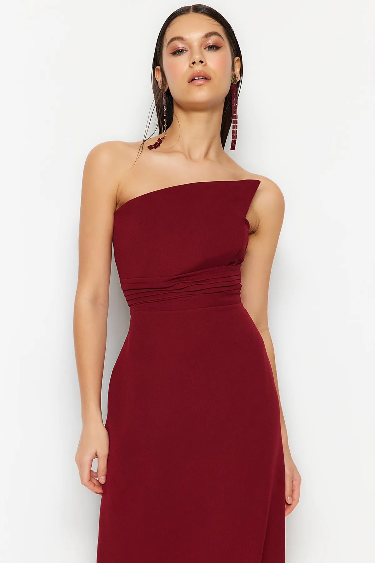 Trendyol Collection  Burgunderrotes langes Abendkleid mit One-Shoulder-Detail TPRSS23AE00228