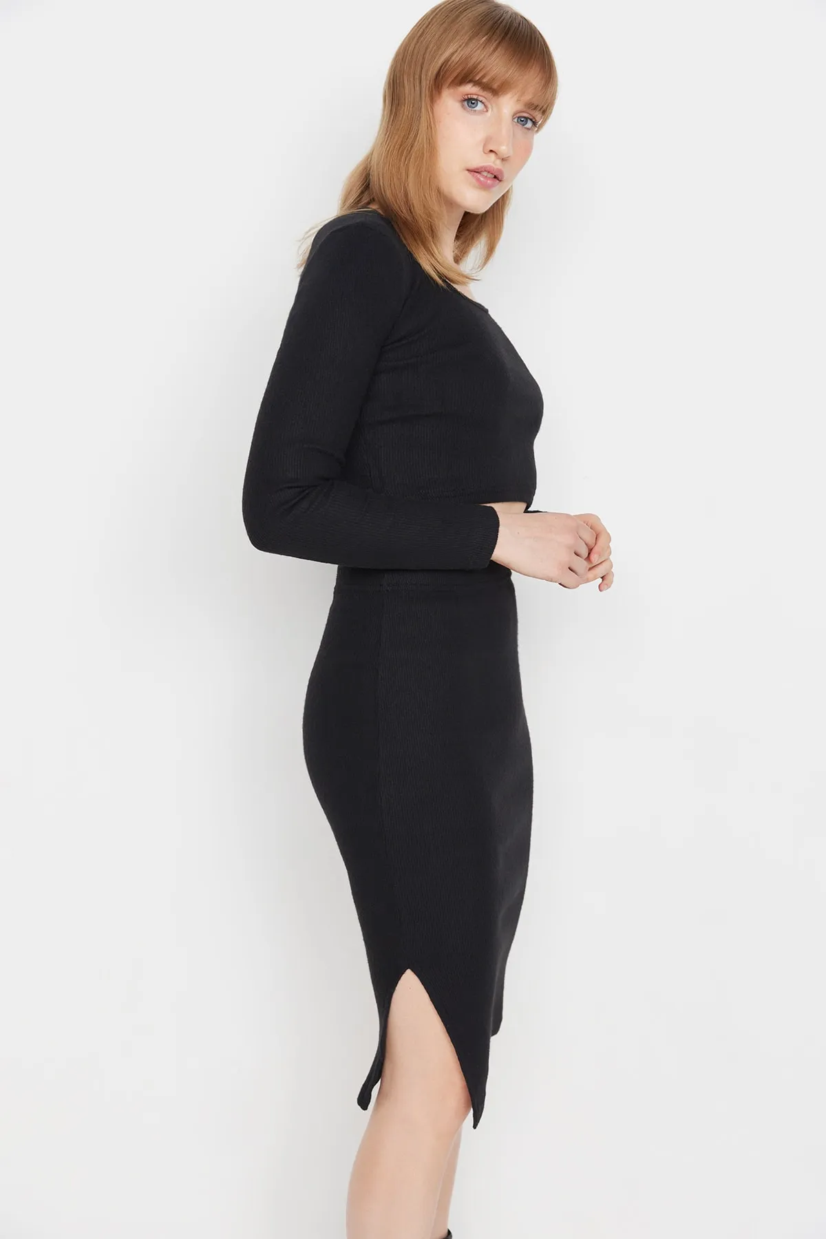 Trendyol Collection  Schwarzes Strickoberteil und -unterteil mit Schlitz und quadratischem Kragen, TWOAW23AU00271