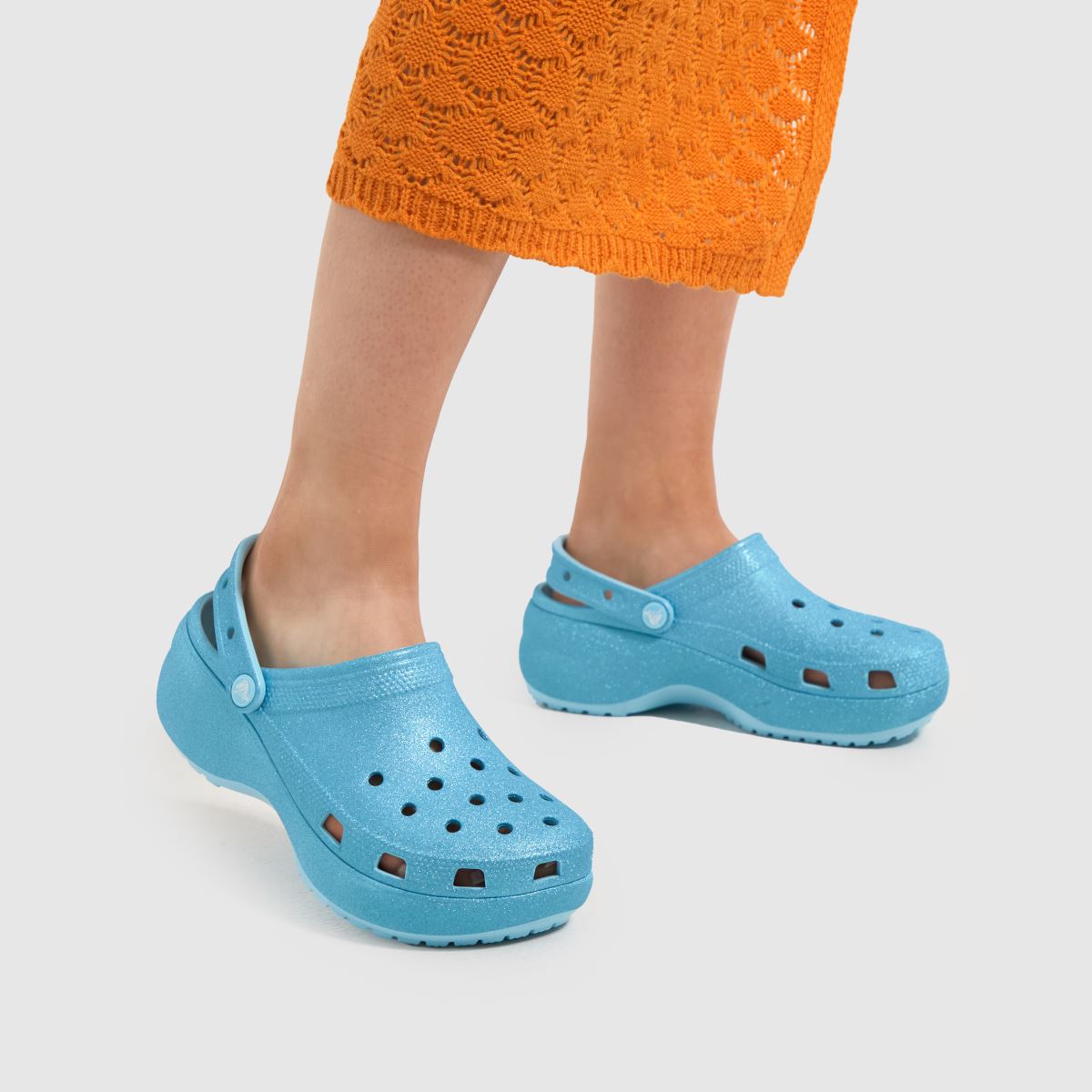 Crocs Classic platform csillámos klumpa szandál halványkék színben