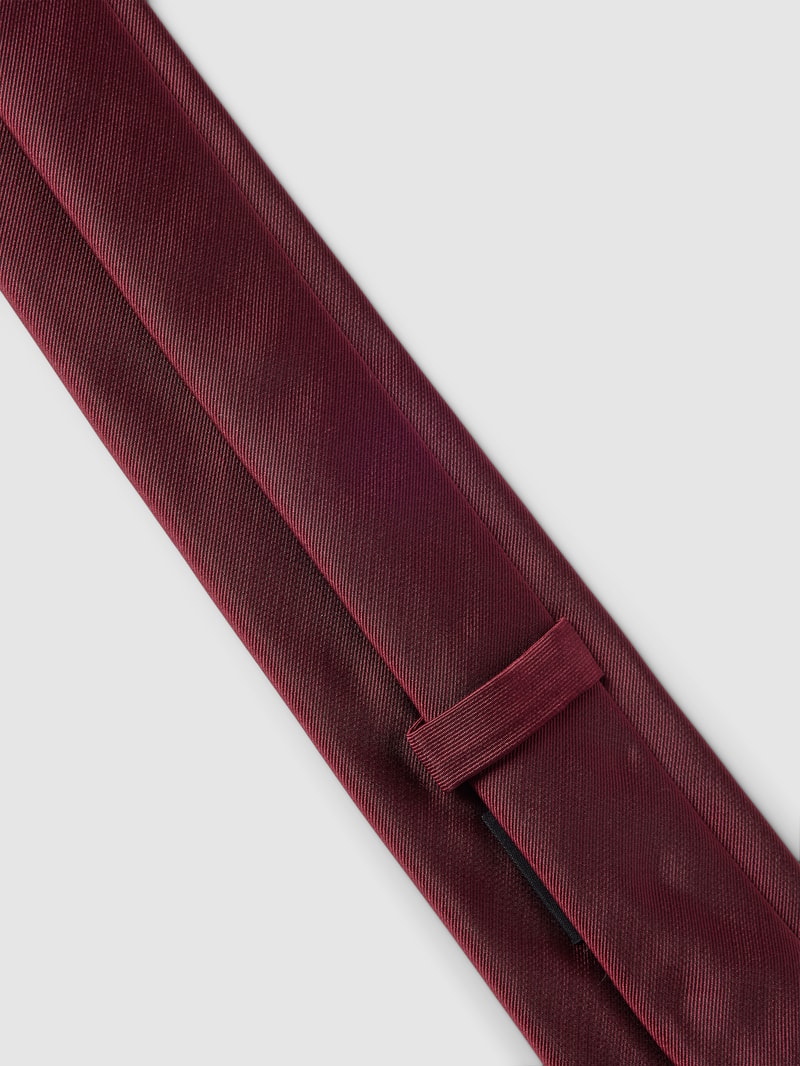 Krawatte mit Label-Patch in bordeaux rot