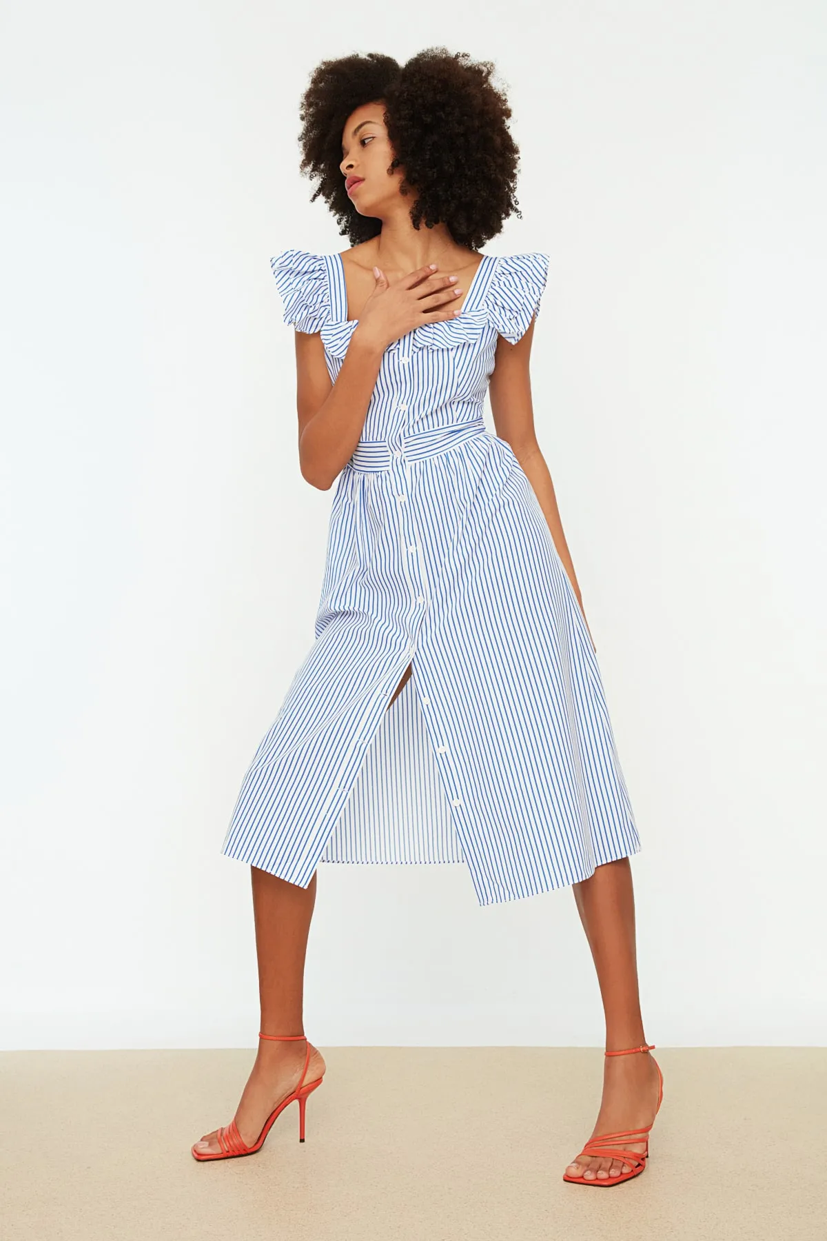 Trendyol Collection  Blaues, gewebtes Kleid mit Rüschenkragen und detailliertem, gestreiftem Midi-Hemd