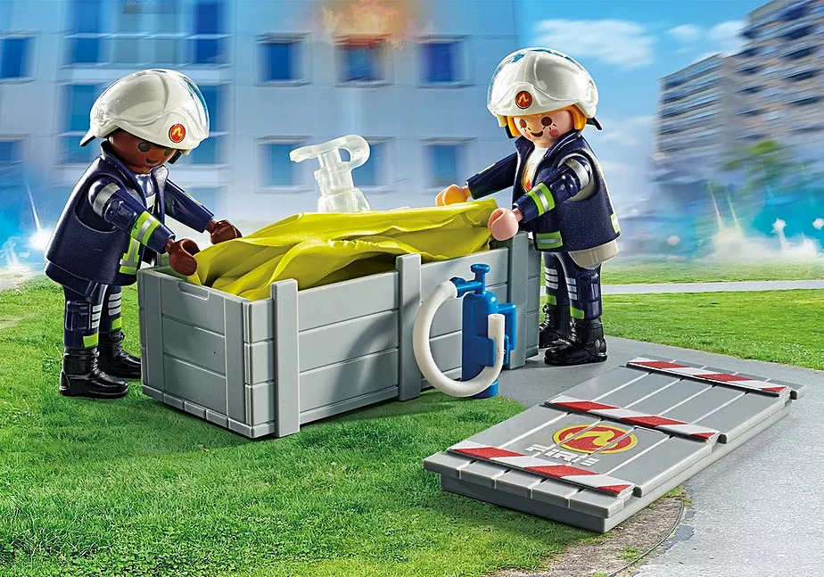 Feuerwehrleute mit Luftkissen