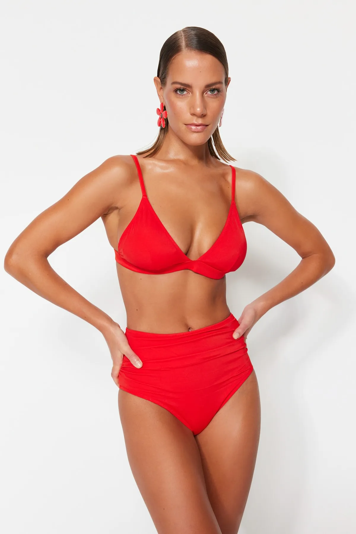 Trendyol Collection  Rote drapierte Bikinihose mit hoher Taille und normalem Beinausschnitt TBESS21BA0178