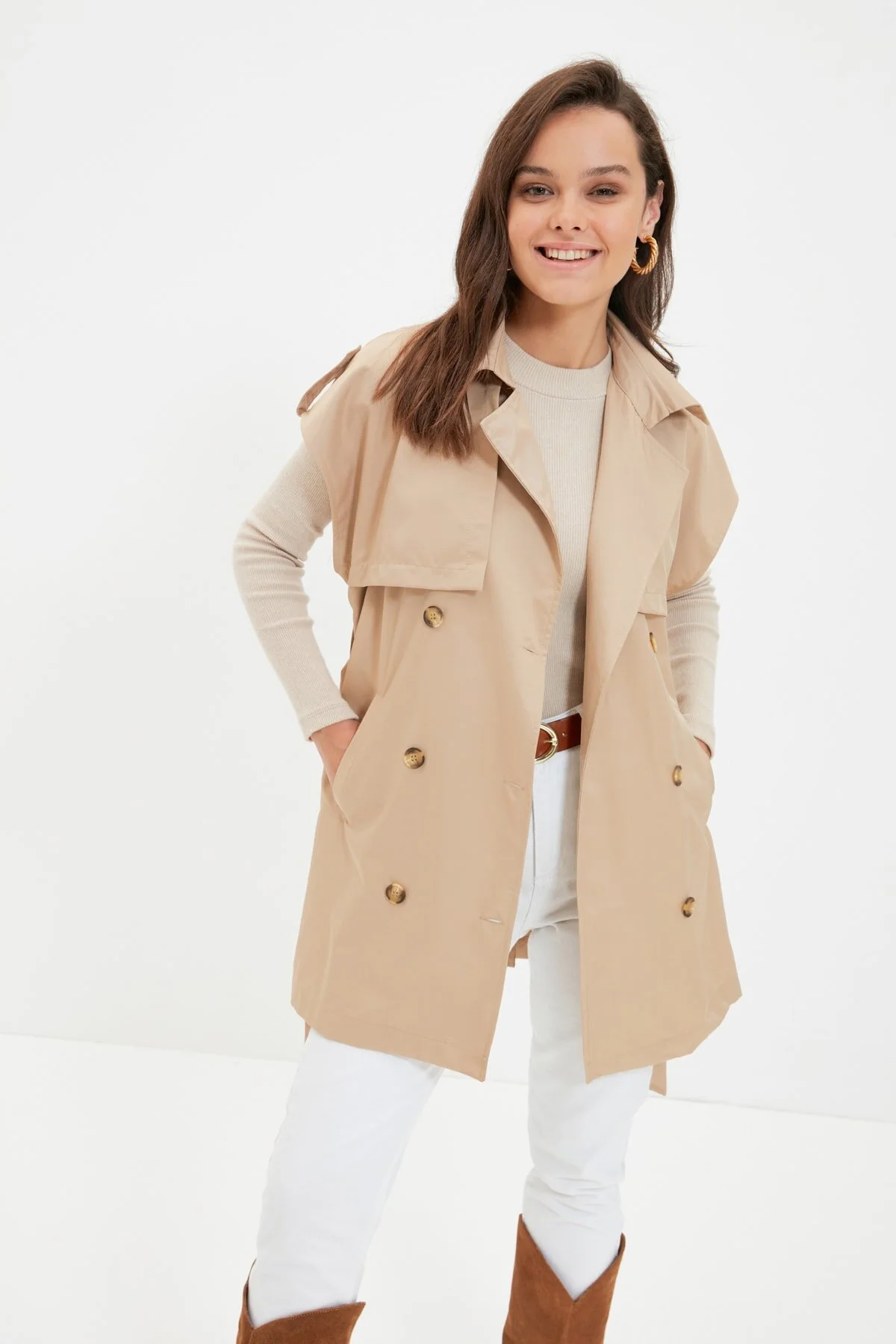 Trendyol Collection  Kamelfarbener Trenchcoat mit Gürtel und zwei Taschen TCTAW22YL0003