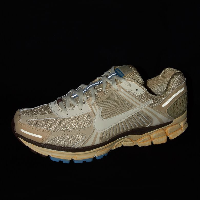 NIKE Zoom Vomero 5 