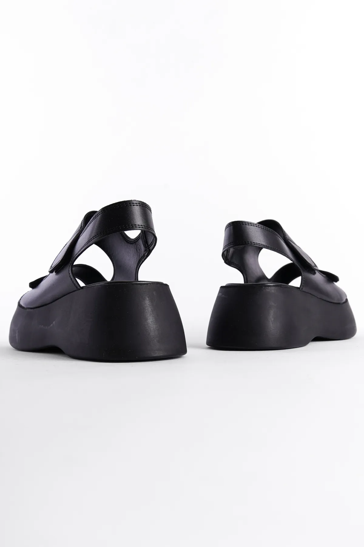Capone Outfitters  Damensandalen mit Keilabsatz und doppeltem Klettverschluss