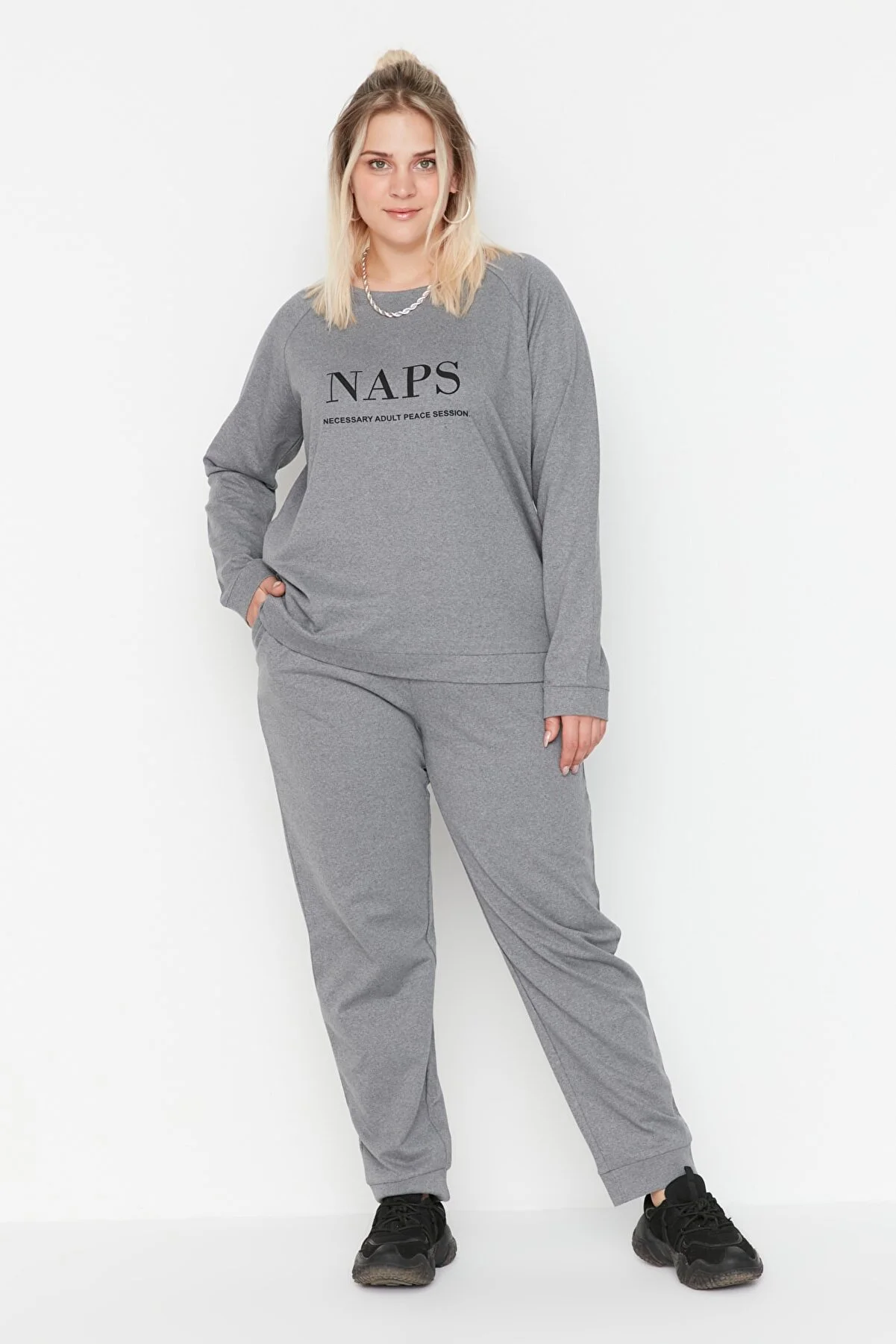 Trendyol Curve  Graues Pyjama-Set aus Strick