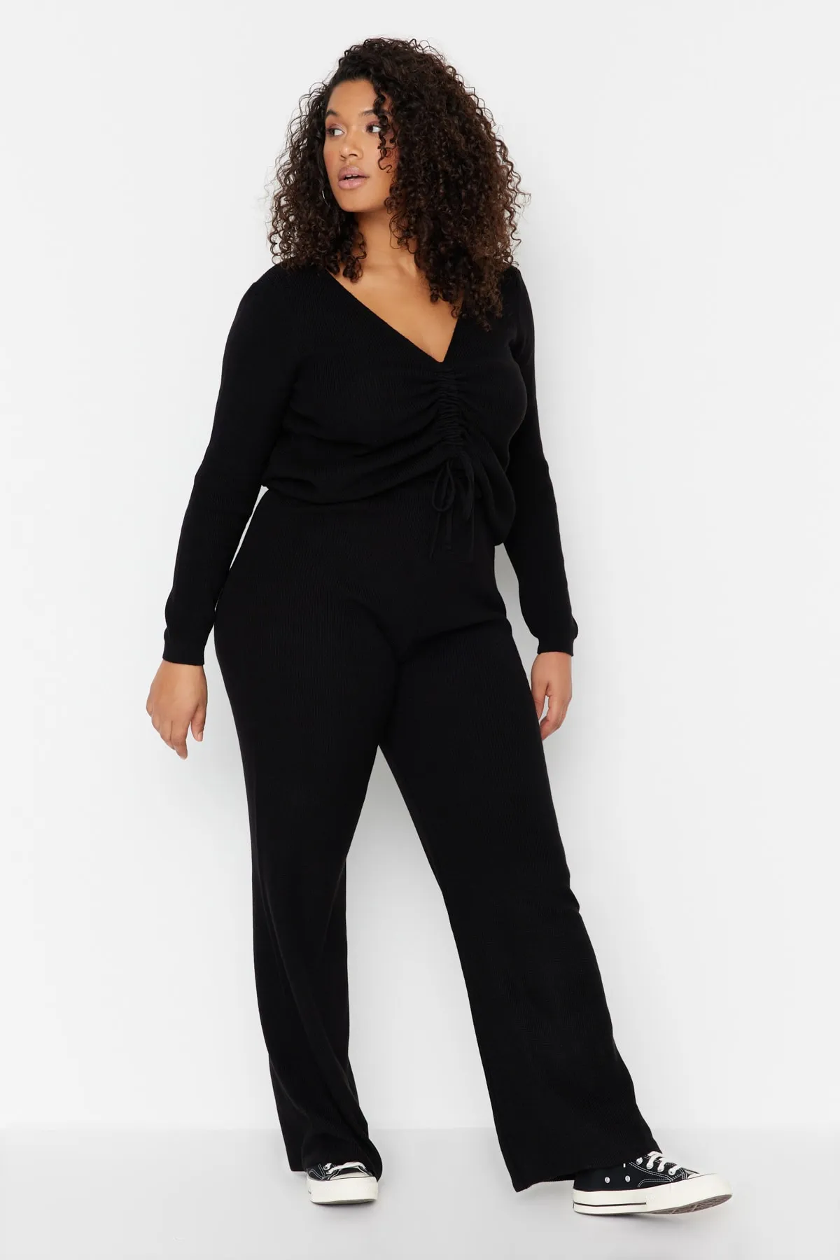 Trendyol Curve  Schwarzes Strickblusen- und Hosenset mit V-Ausschnitt, Krawattendetails TBBAW23CP00037