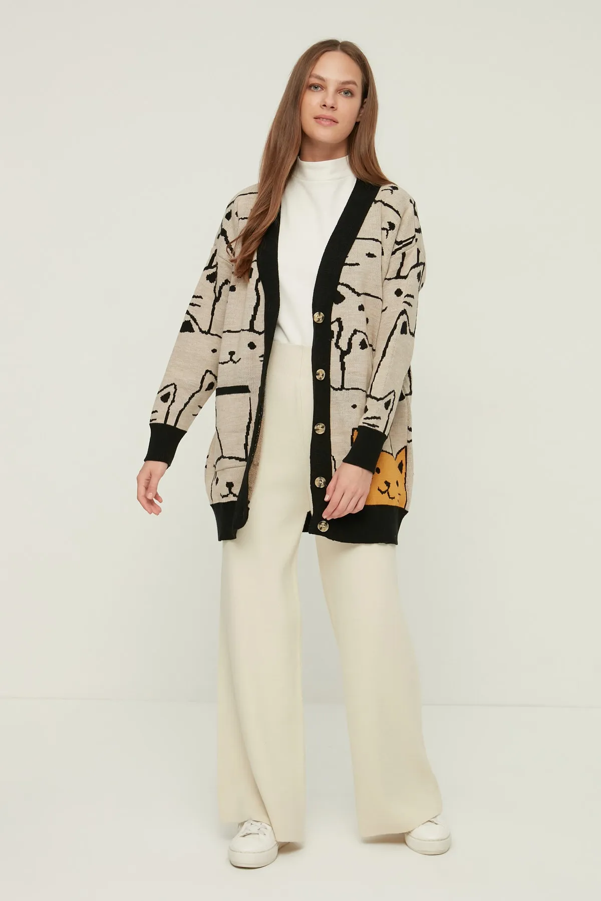 Trendyol Modest  Beigefarbene Strickjacke mit Tiermuster TCTAW22TH0135