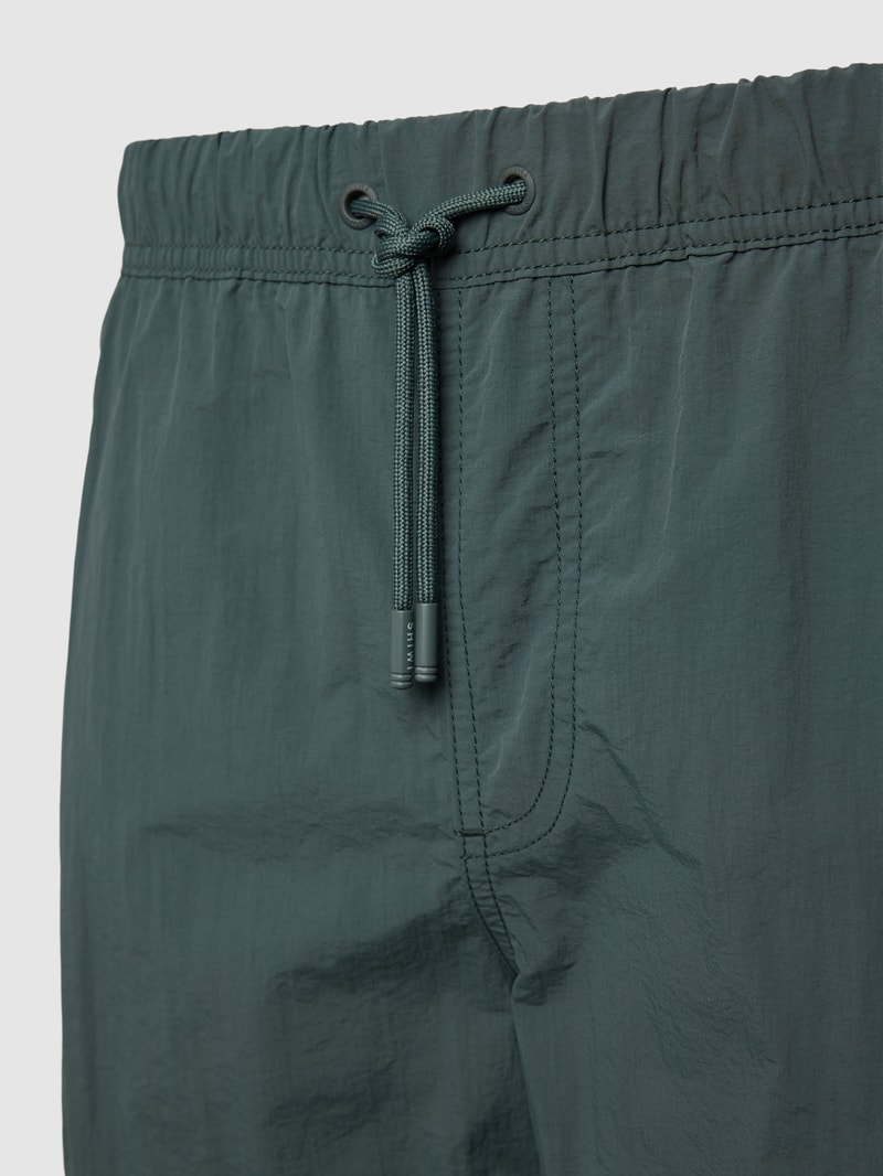 Badehose mit Label-Patch in dunkelgrün