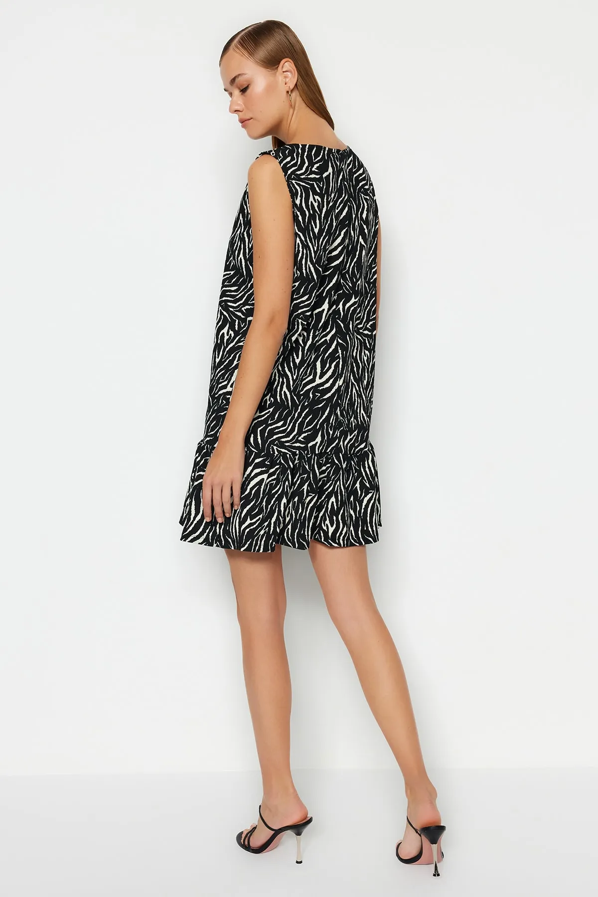 Trendyol Collection  Schwarzes Strickkleid mit Zebramuster TWOSS22EL0794