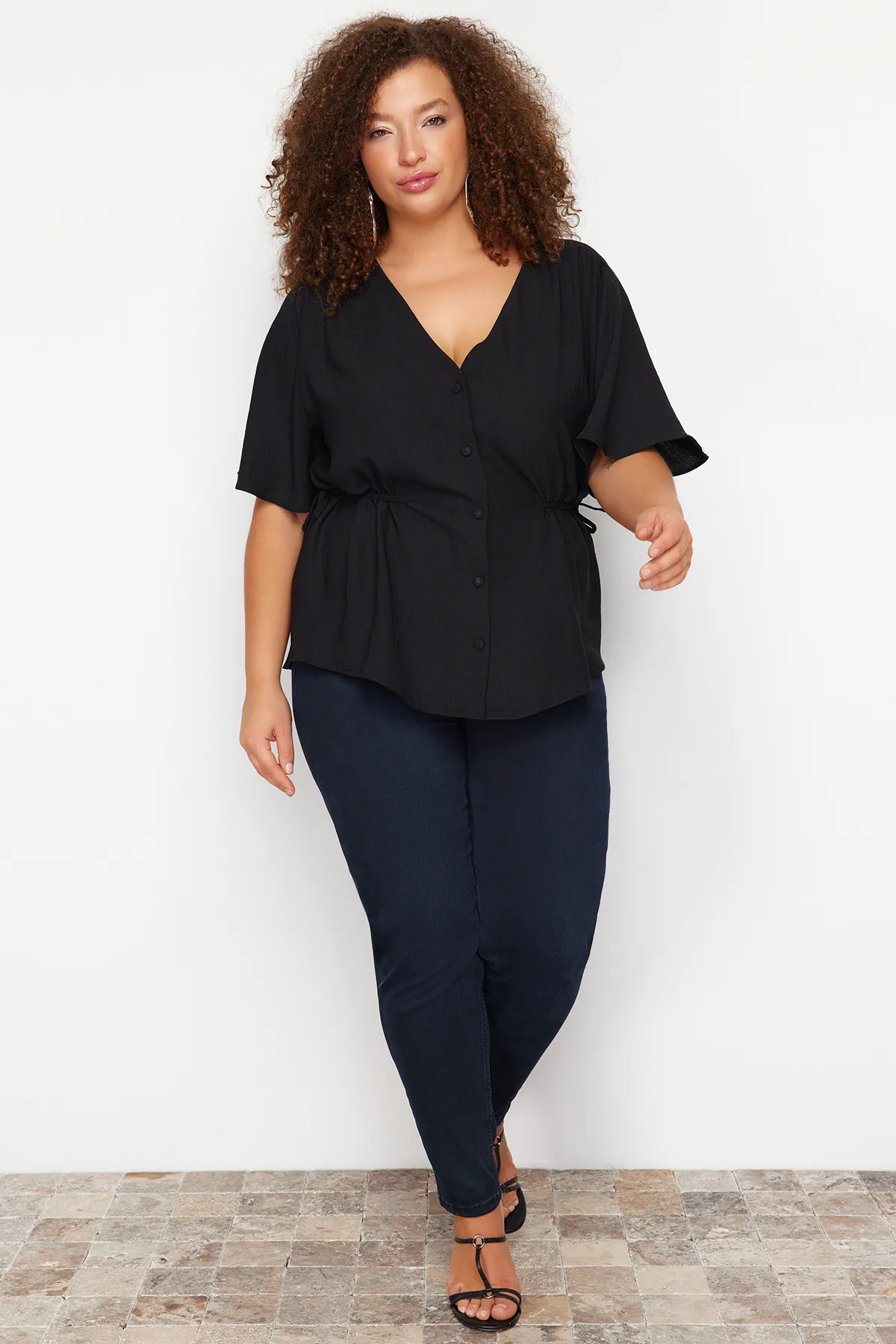 Trendyol Curve  Schwarze gewebte Bluse zum Binden mit V-Ausschnitt TBBSS22BZ0753