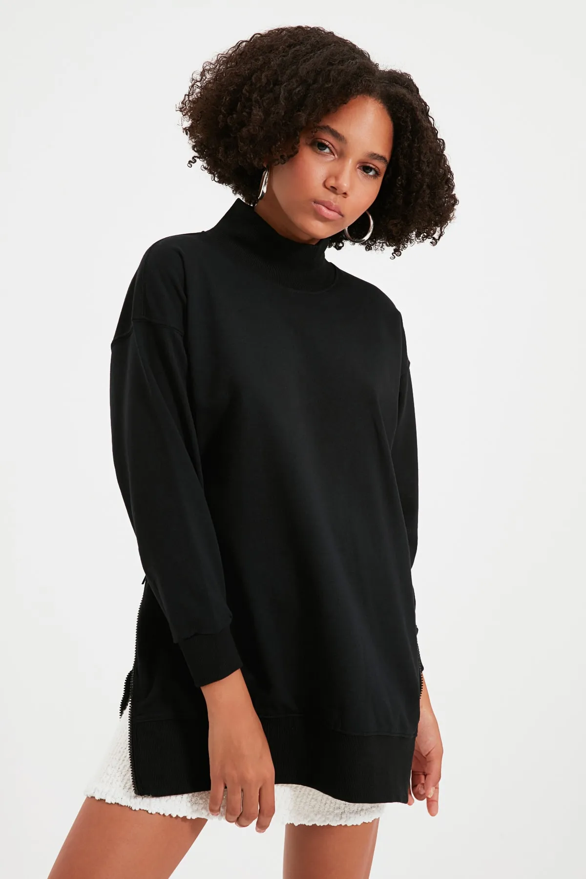 Trendyol Collection  Schwarzes, langes, übergroßes/weites Sweatshirt mit Reißverschluss, Stehkragen, dickem Fleece innen, Strick-Sweatshirt TWOAW20SW0322