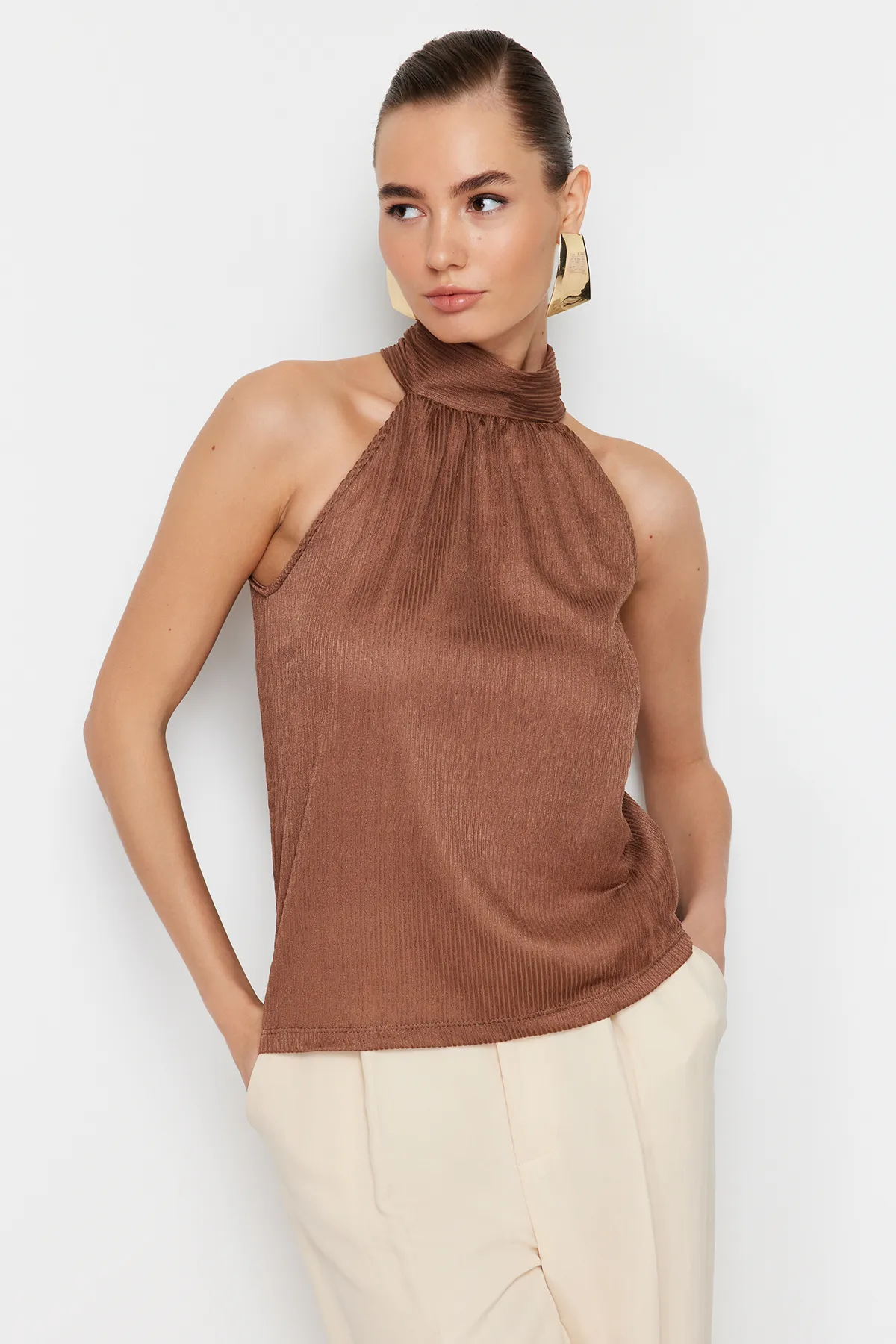 Trendyol Collection  Braune, hochgeschlossene, plissierte Strickbluse mit normaler Passform TWOSS23BZ00952