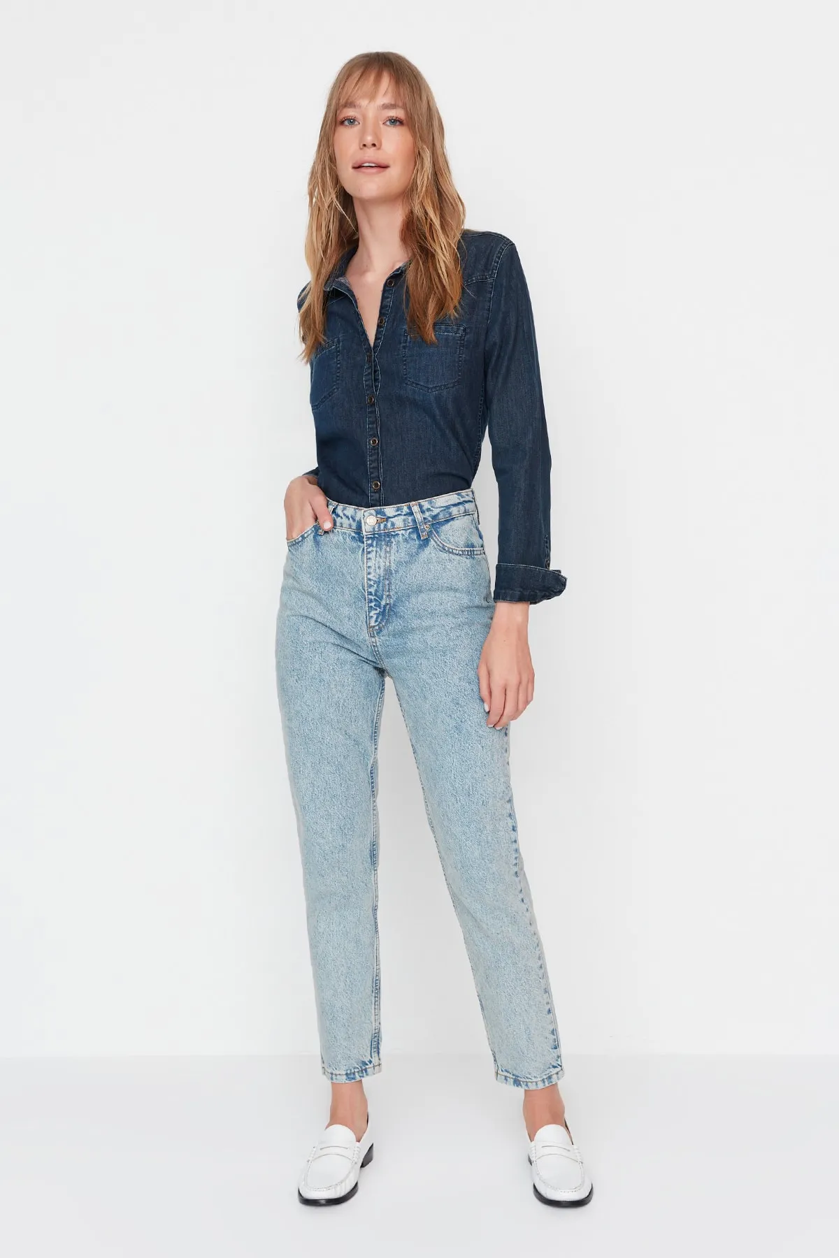 Trendyol Collection  Hellblaue, nachhaltigere Mom-Jeans mit hoher Taille TWOAW23JE00369